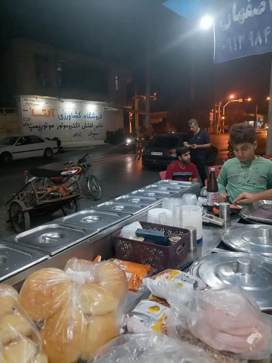 کار گر فس فود مغازه ساندویچی|استخدام خدمات فروشگاه و رستوران|برازجان, |دیوار