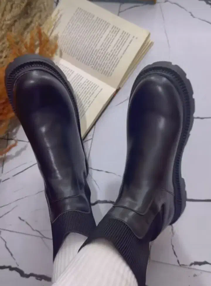 نیم بوت پوتین|کیف، کفش، کمربند|شیراز, بعثت|دیوار