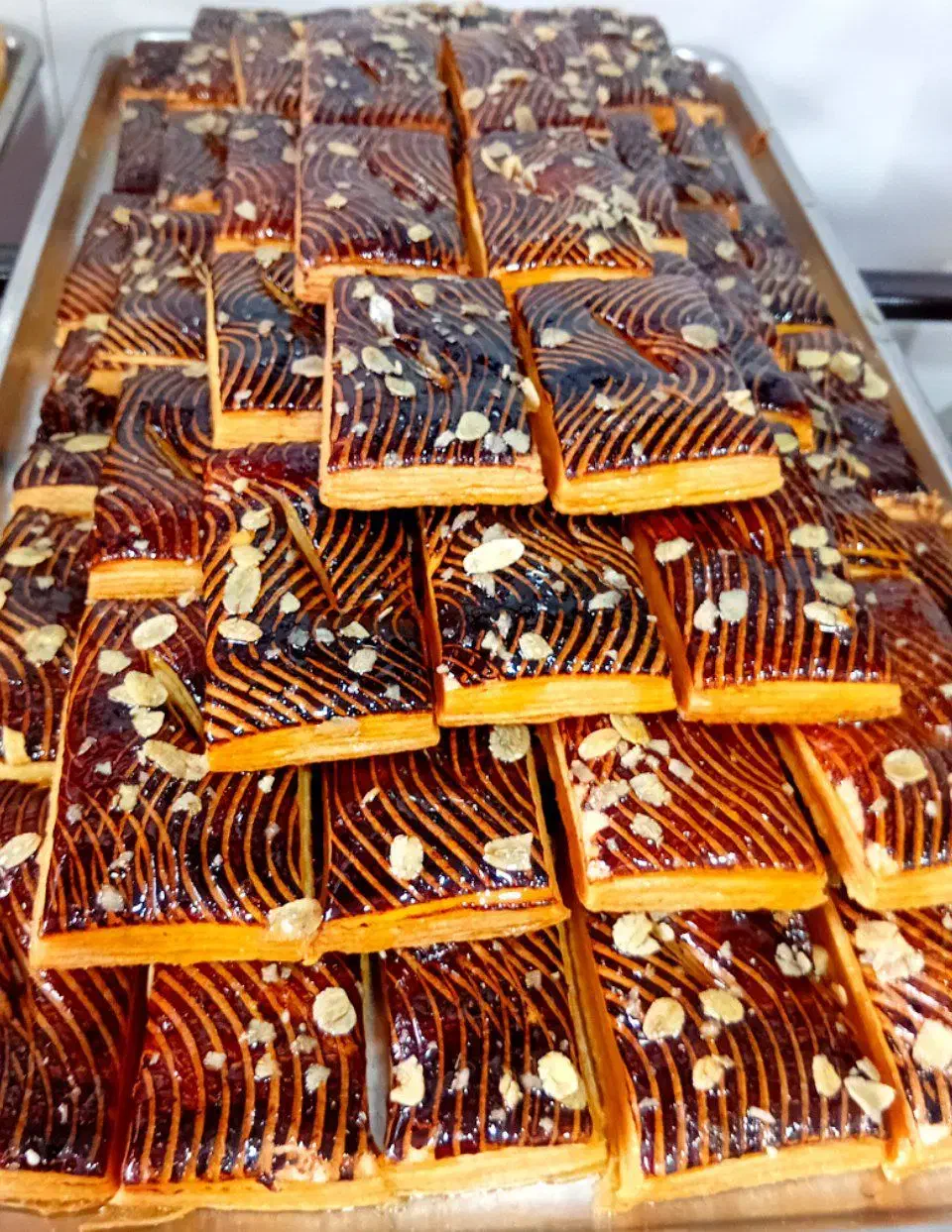 پخش عمده کیک و شیرینی بیرون بر قنادیها|خوردنی و آشامیدنی|رشت, رشتیان|دیوار