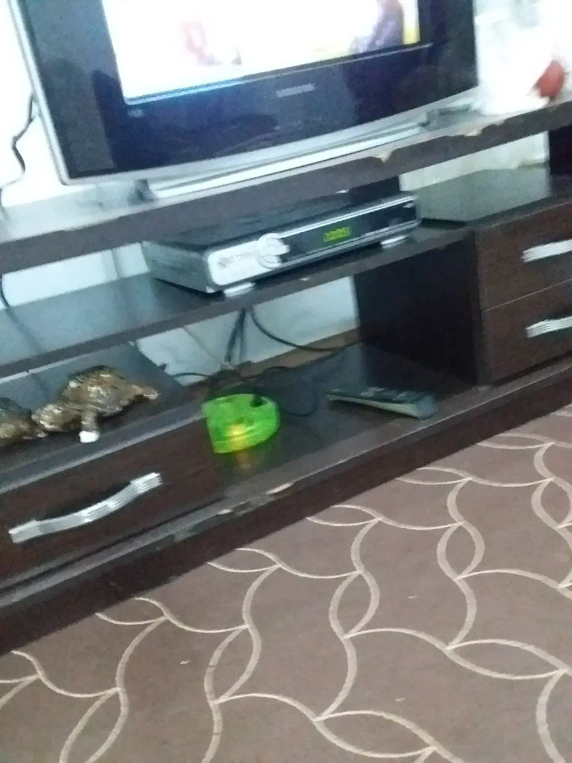 یک عددمیزتلویزیون و مبل هفت نفره|مبلمان خانگی و میز عسلی|بندر انزلی, چهارفریضه|دیوار