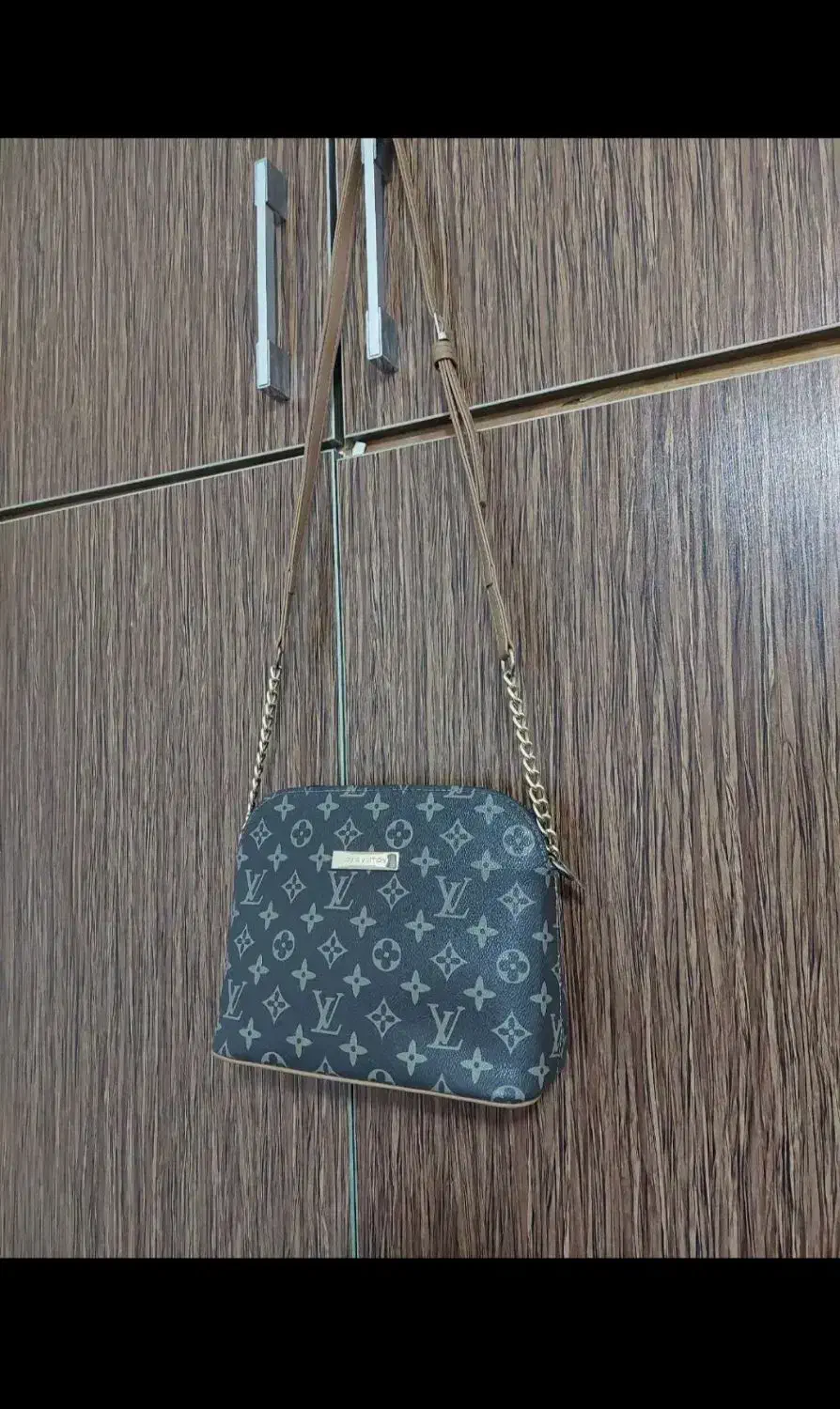 چندعددکیف|کیف، کفش، کمربند|رشت, فلسطین|دیوار