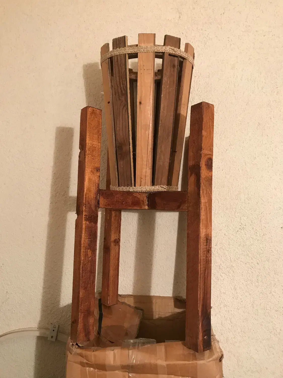 استند و گلدان چوبی و محکم وکاملا سالم دوتافقط ۱۸۰|صنایع دستی و سایر لوازم تزئینی|لاهیجان, گلستان|دیوار