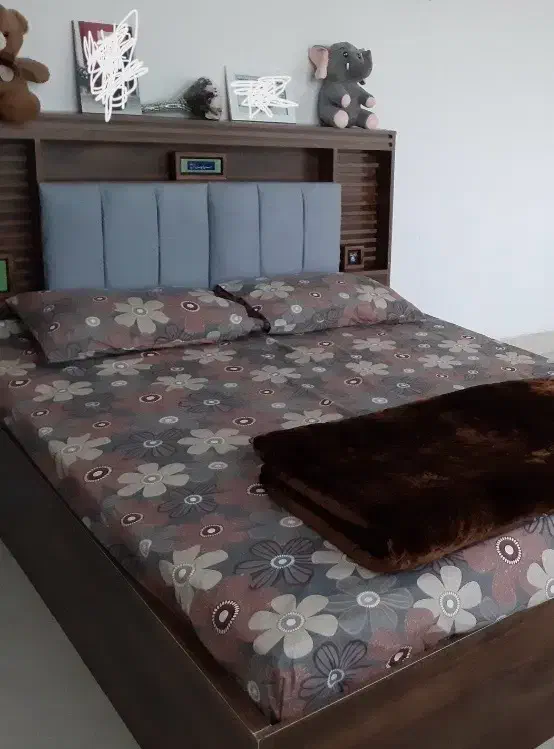 تخت دو نفره نو همراه با آینه۴کشو، صندلی و تشک|تخت و سرویس خواب|بروجرد, |دیوار