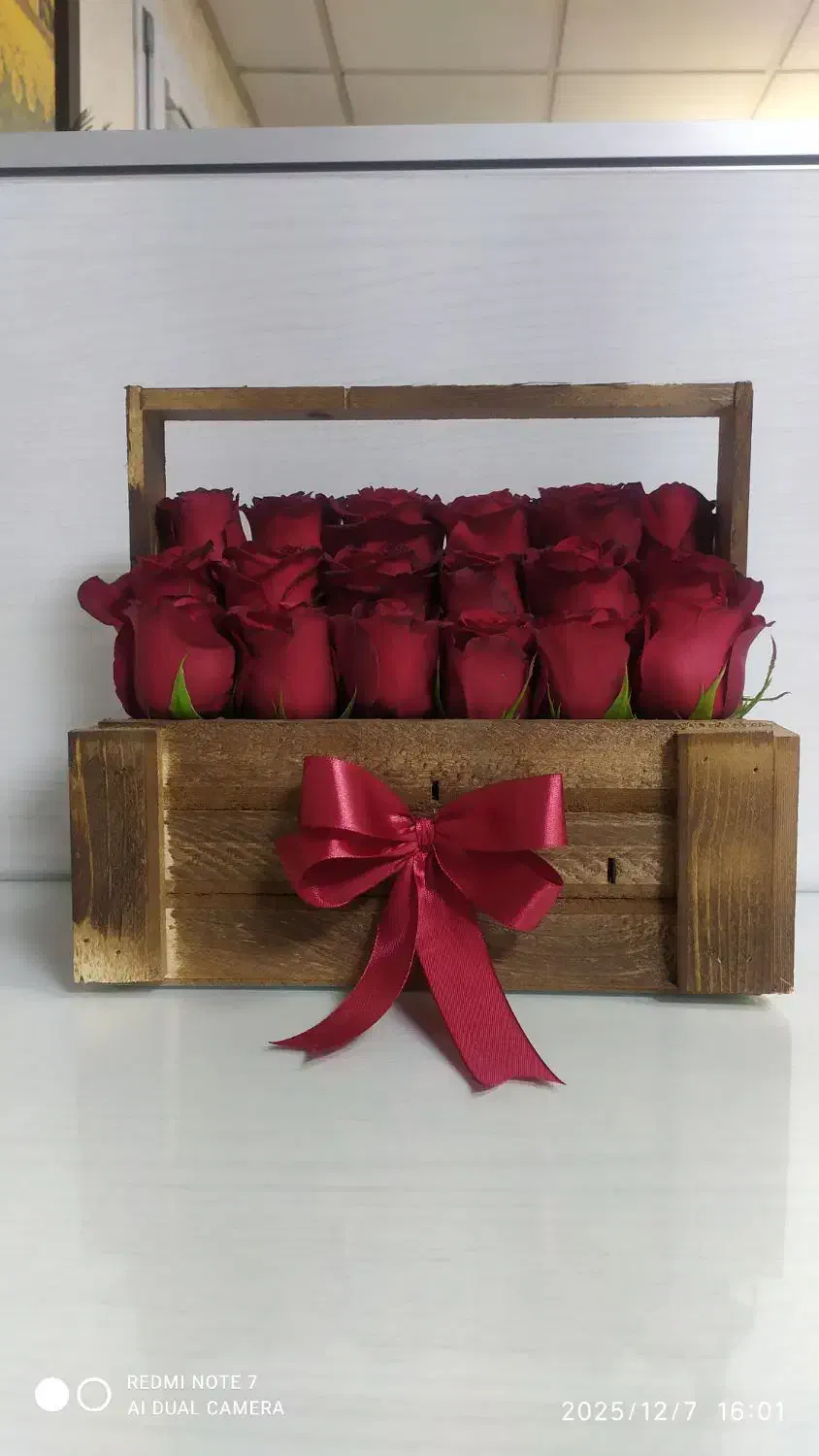 گل رز قرمز سالم با گلدان چوبی زیبا|گل و گیاه طبیعی|تهران, نظامی گنجوی (توانیر)|دیوار