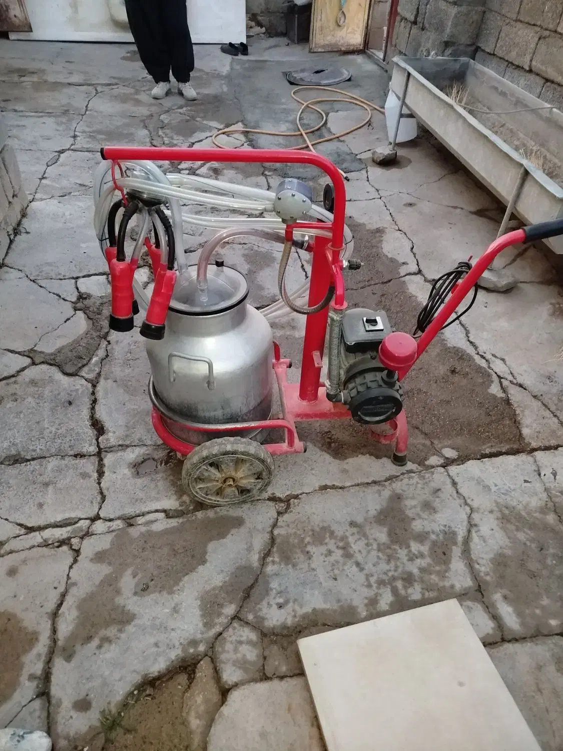 یک دستگاه شیر دوش و یک دستگاه داس برقی|ماشین‌آلات صنعتی|زیویه, |دیوار