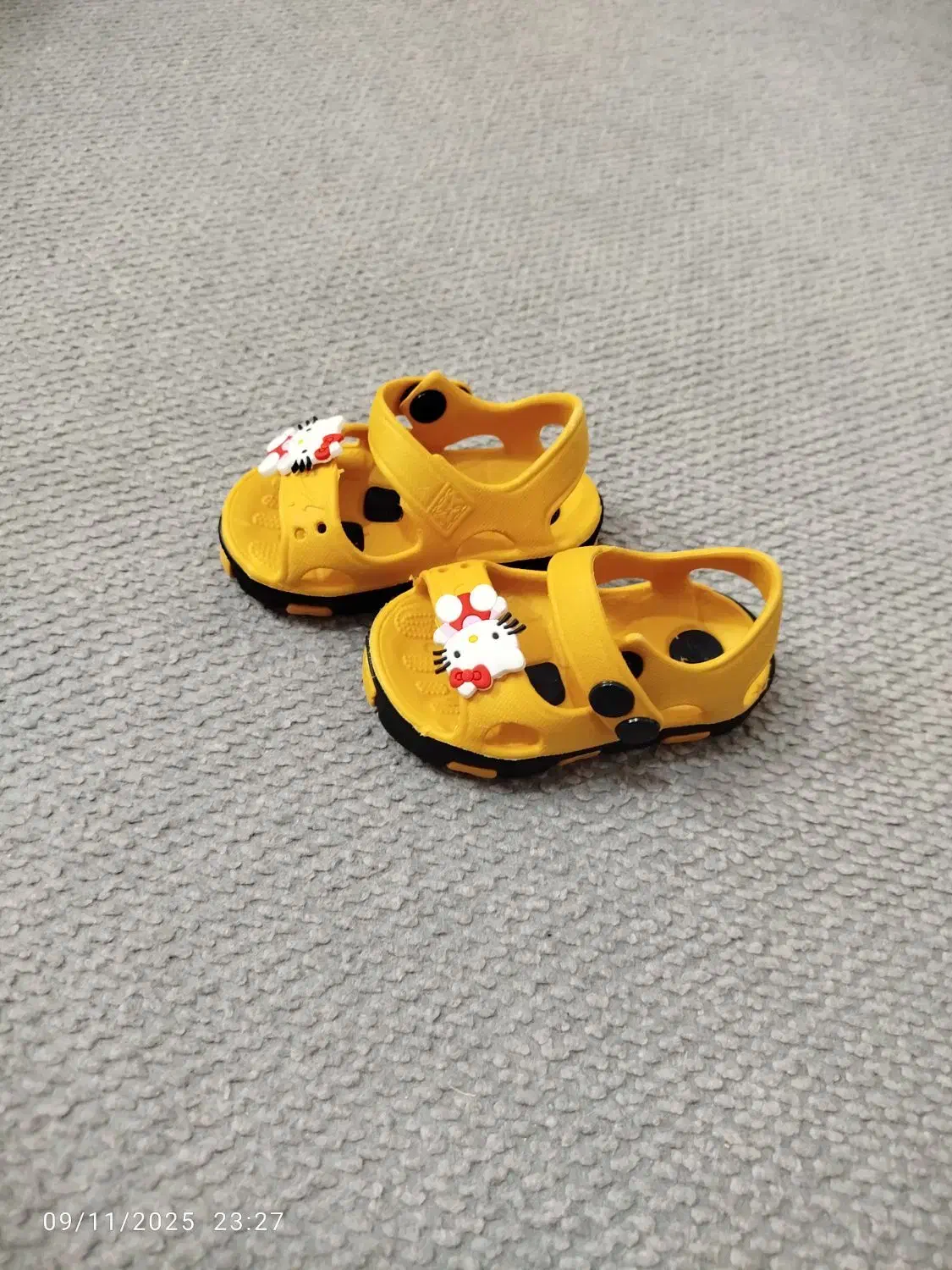 بچگانه در حد نو با قیمت پایین|کفش و لباس بچه|قرچک, میرزائی شمالی|دیوار