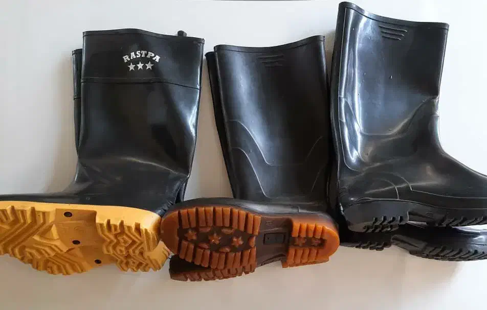 چکمه|لباس|اهواز, زندوکیلی|دیوار