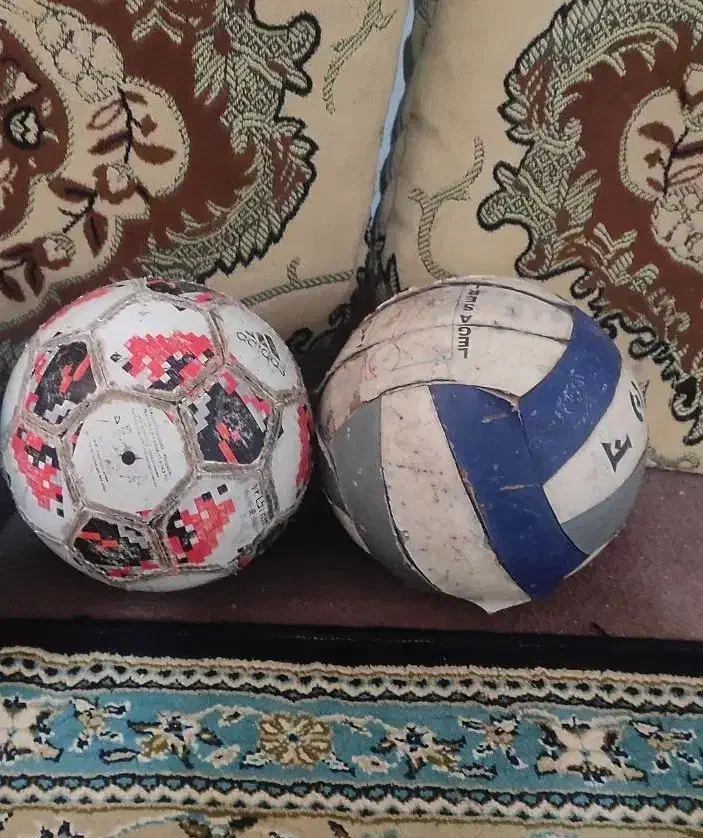 یک عدد توپ فوتبال چهل تیکه و توپ والیبال|ورزشهای توپی|قائمشهر, |دیوار