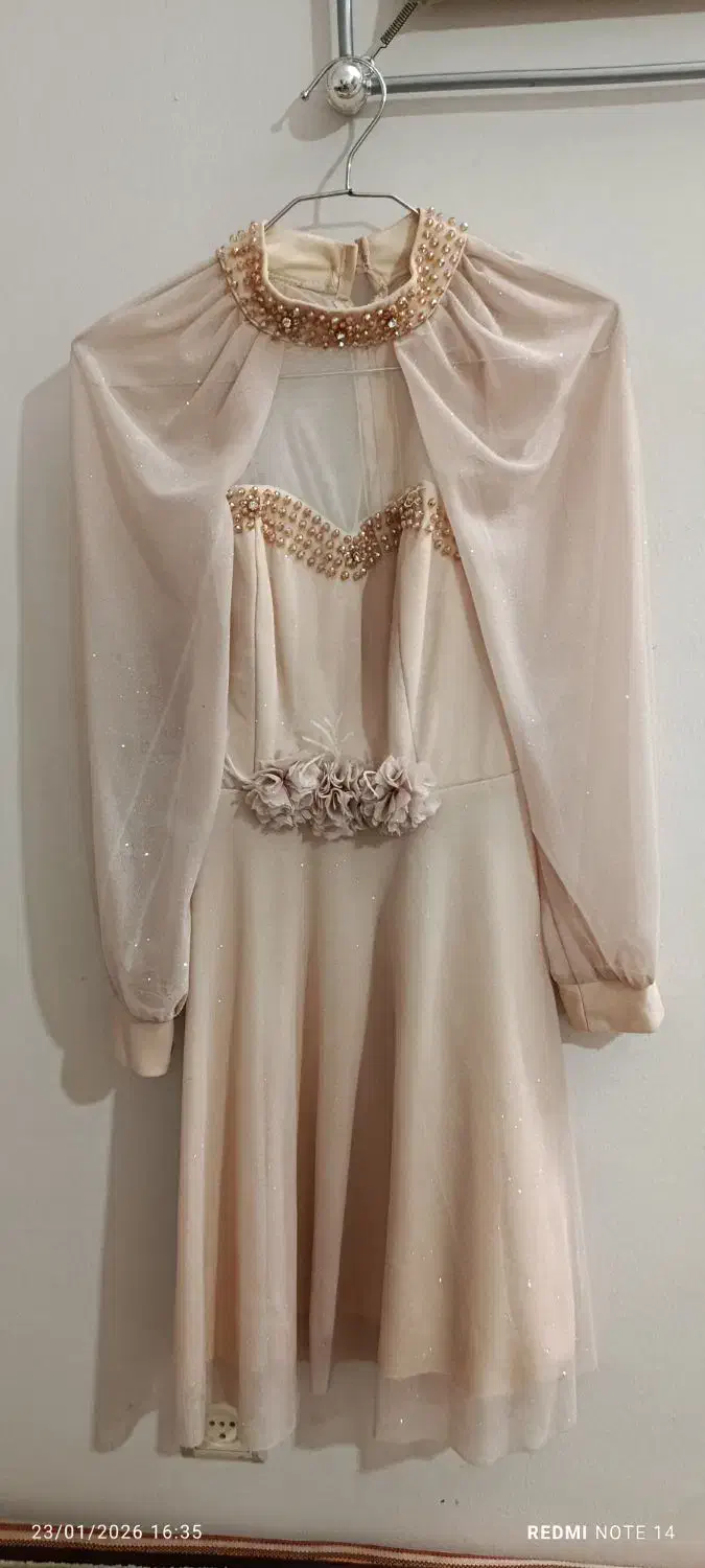 لباس شب|لباس|مشهد, کارمندان دوم|دیوار