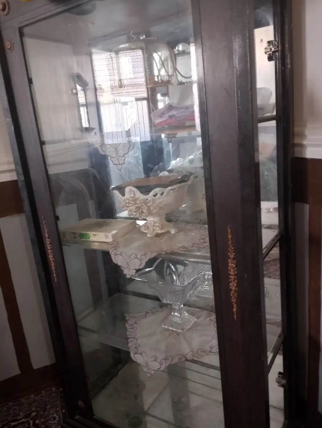 یک دست مبل با یک عدد بوفه به فروش می‌رسد فوری|مبلمان خانگی و میز عسلی|خاش, |دیوار