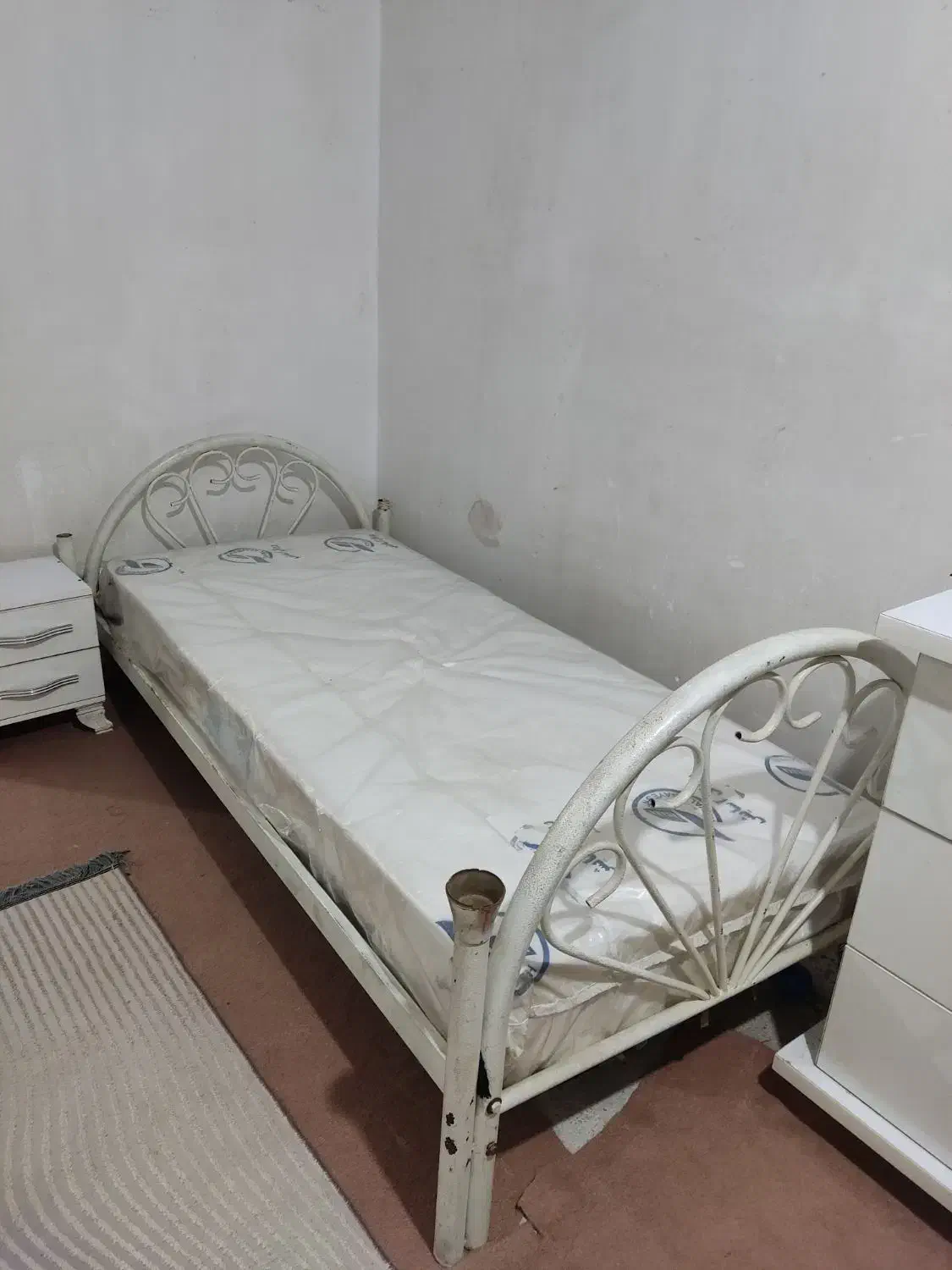 تخت خواب فلزی بدون تشک بفروش میرسید|تخت و سرویس خواب|شوش, |دیوار