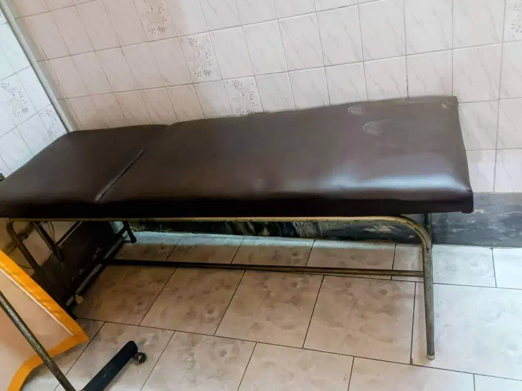 تعدادی تخت بیمارستانی و پزشکی به علت جا به جایی|آرایشی، بهداشتی، درمانی|فردیس, خیام شرقی|دیوار