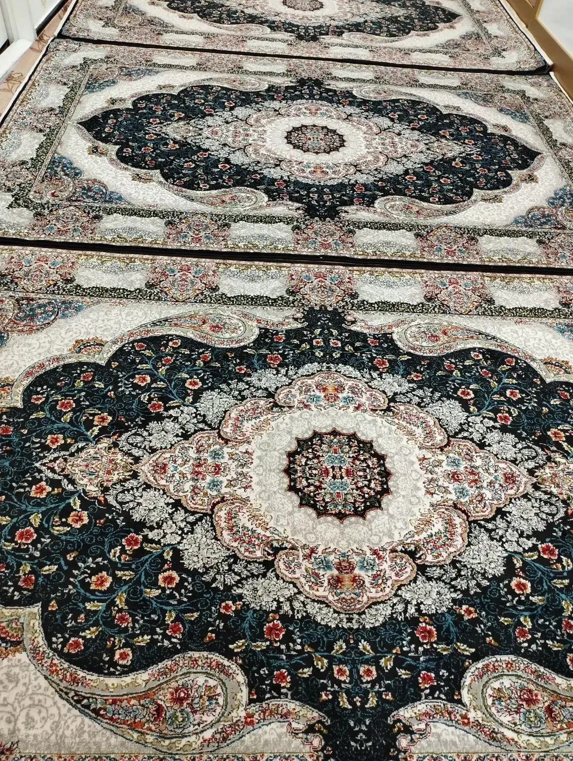 فروش فوری فرش کاملا نخ نونصق قیمت کارخانه|فرش|بیستون, |دیوار