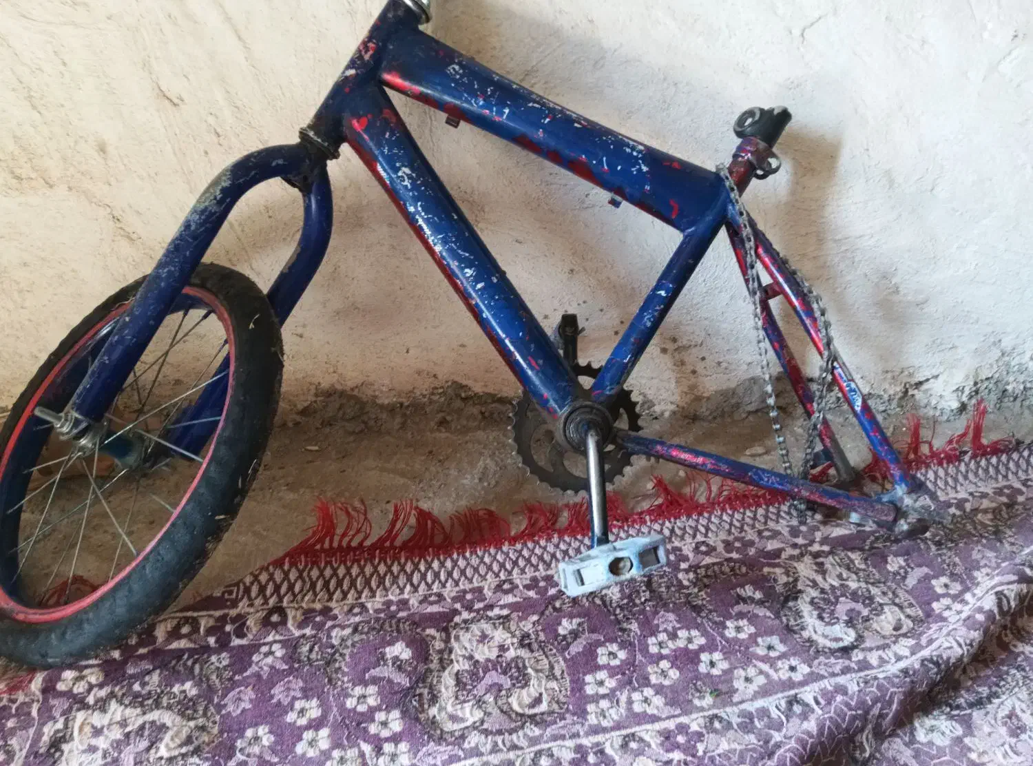 دوچرخه|دوچرخه، اسکیت، اسکوتر|خاش, |دیوار