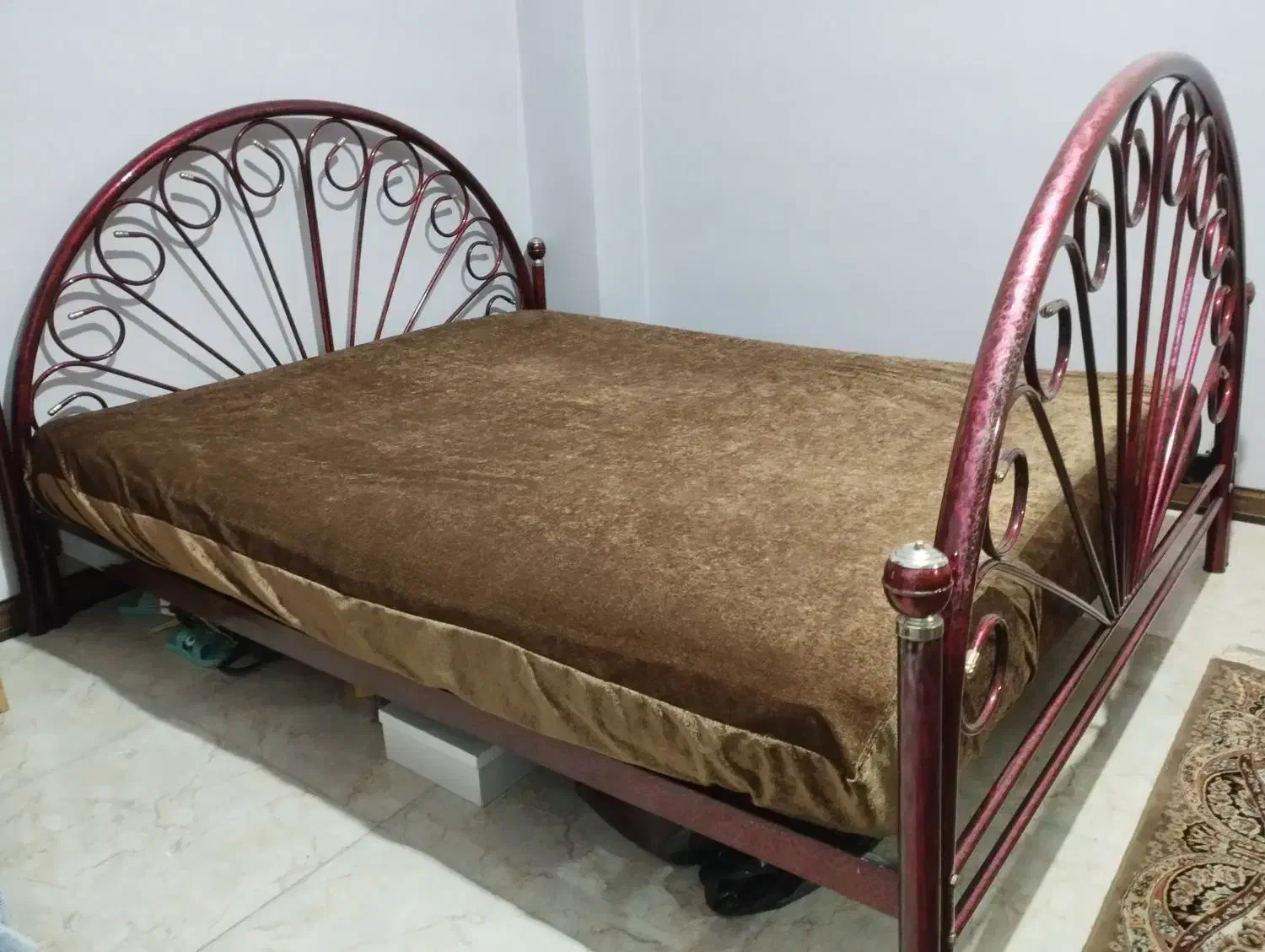 تخت فرفوژه دونفره باتشک خوشخواب رویه مخمل|تخت و سرویس خواب|شاهین‌شهر, عطار|دیوار
