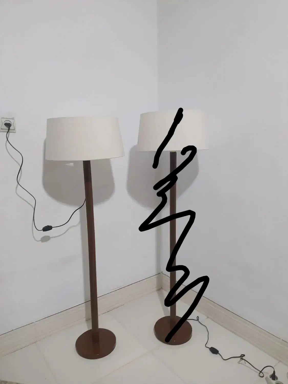 یک عدد اباژور ایستاده چوبی و شیک زیر قیمت بازار|چراغ خواب و آباژور|کرمانشاه, |دیوار