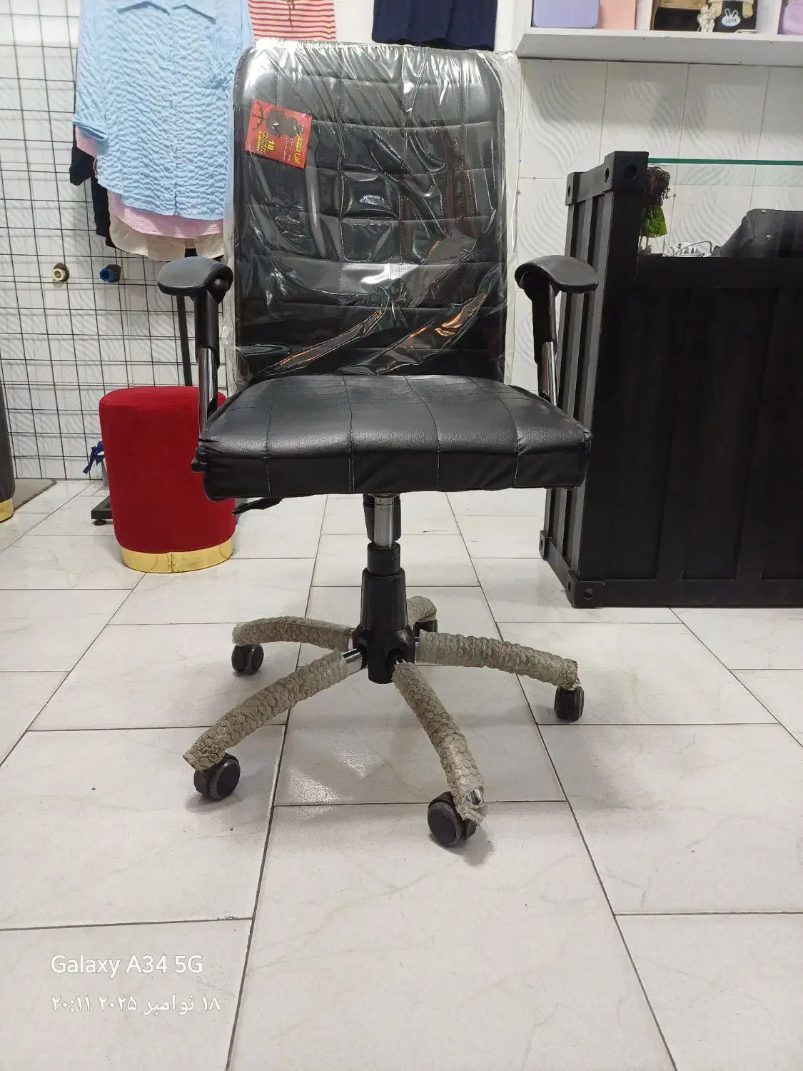 صندلی اداری  چرخ دار، اینه گنبدی،رگال،|مبلمان اداری|رشت, معلولین|دیوار