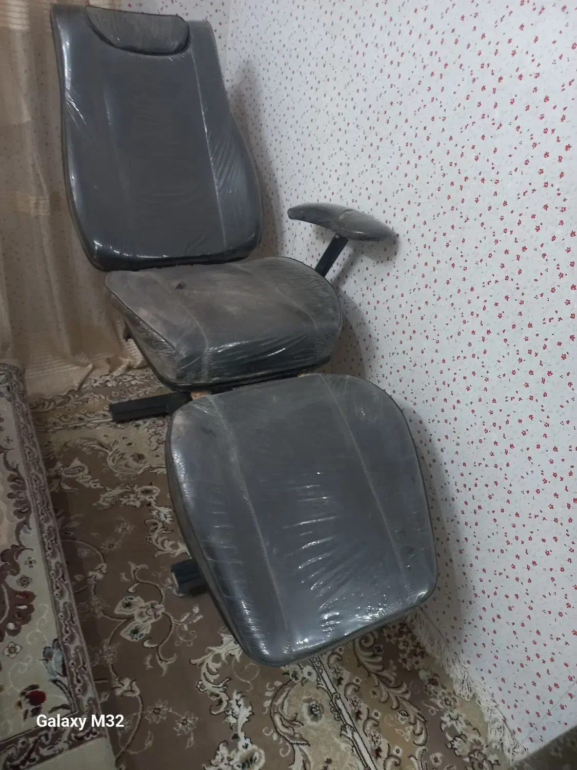 صندلی آرایشگاه|آرایشگاه و سالن‌های زیبایی|گلبهار, شهر جدید گلبهار|دیوار