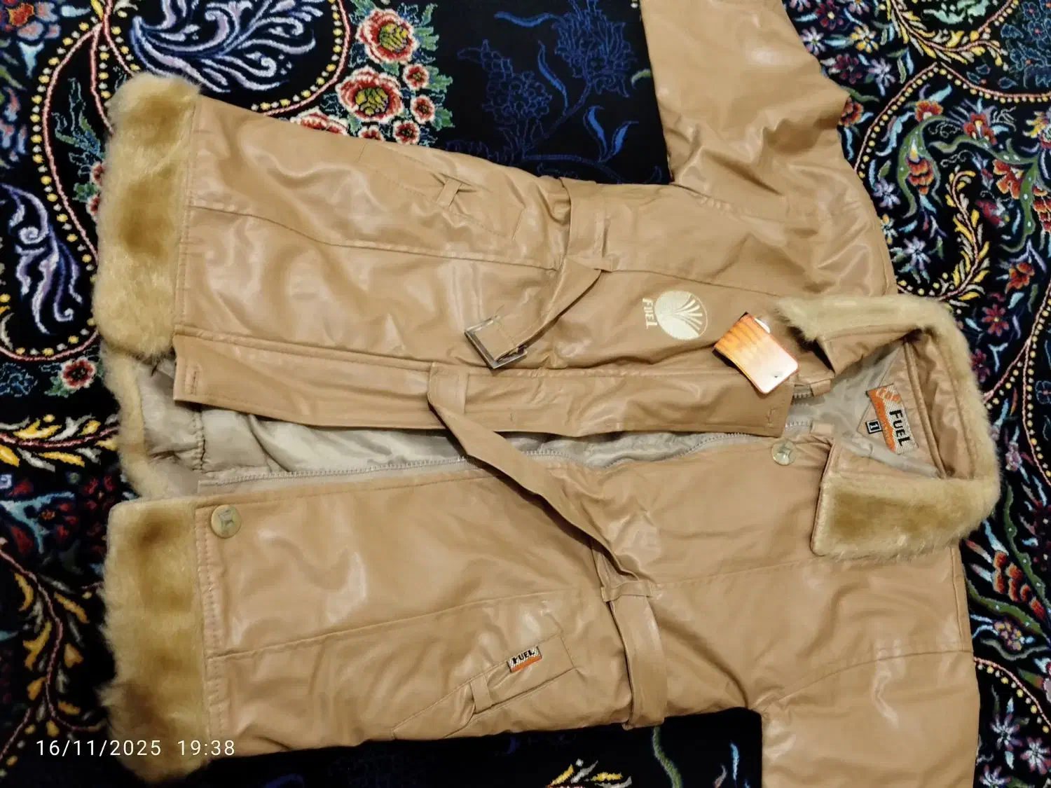 کپشن|لباس|اسلام‌‌آباد غرب, |دیوار