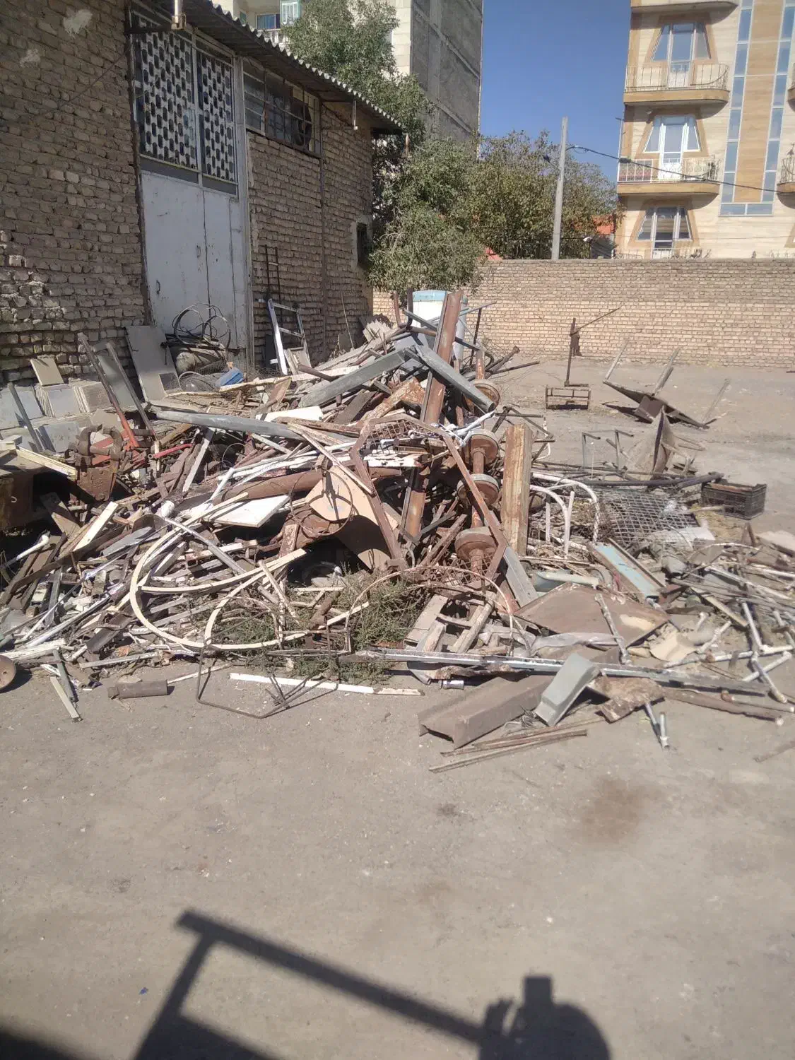 خرید فروش ضایعات درب پنجره اهن مس آلومینیوم برنج|خدمات پیشه و مهارت|خمین, |دیوار