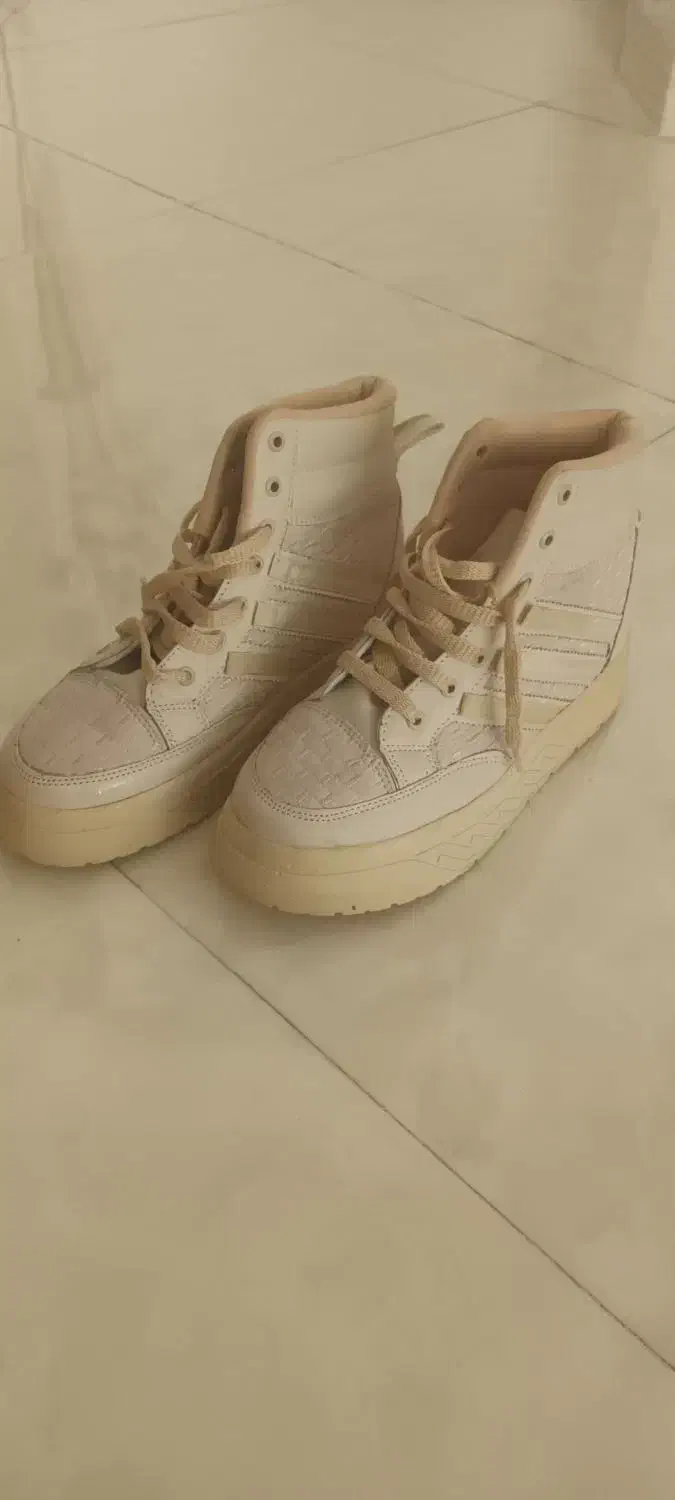 کتونی ساق دار|کیف، کفش، کمربند|هشتگرد, فاز ۲ مهستان|دیوار