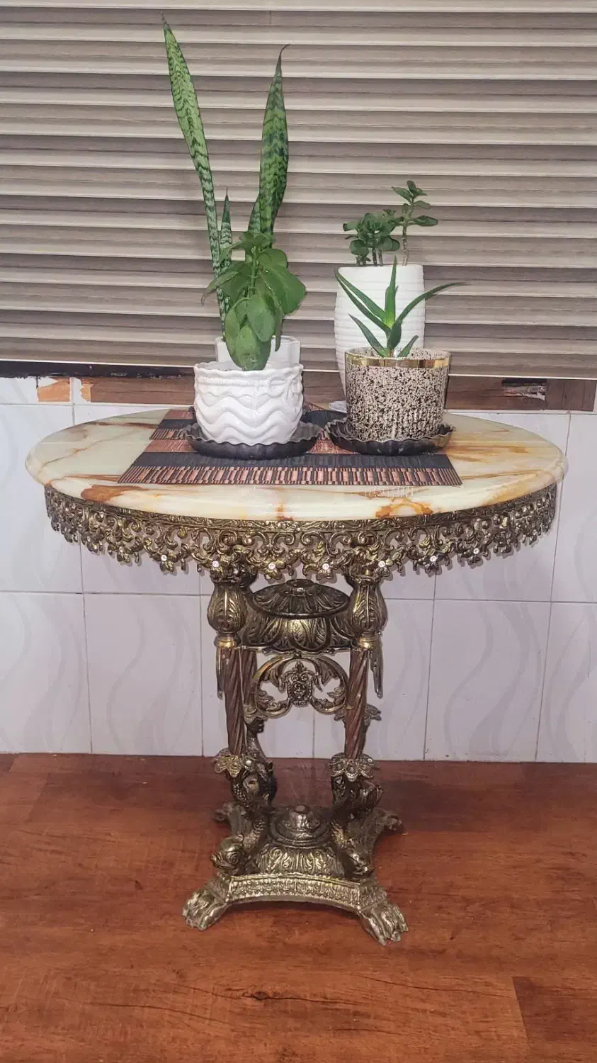 میز برنزی|میز و صندلی غذاخوری|اقبالیه, |دیوار