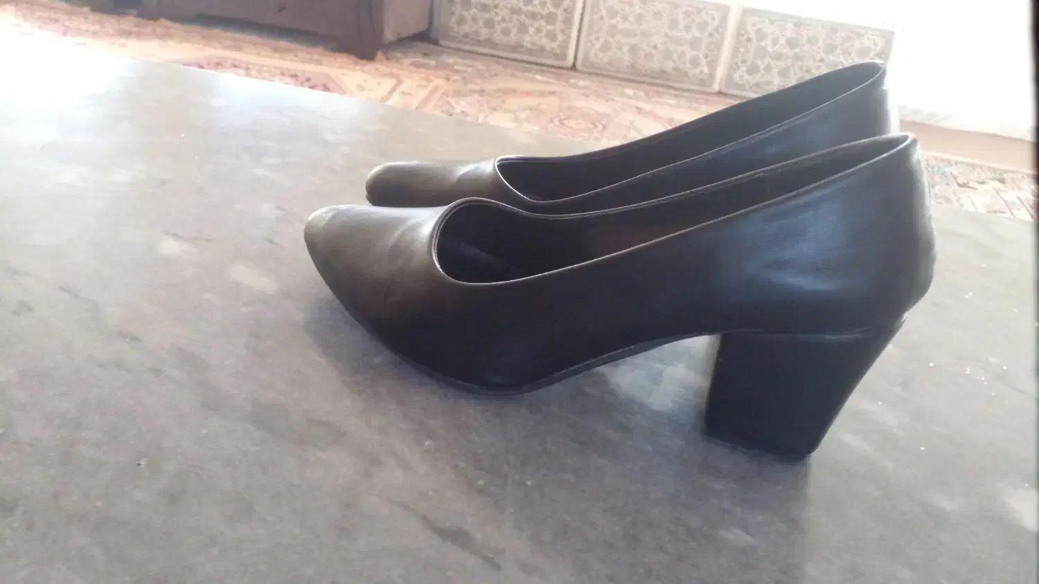 رو بالشتی و کفش نو نو|رختخواب، بالش، پتو|قروه, |دیوار