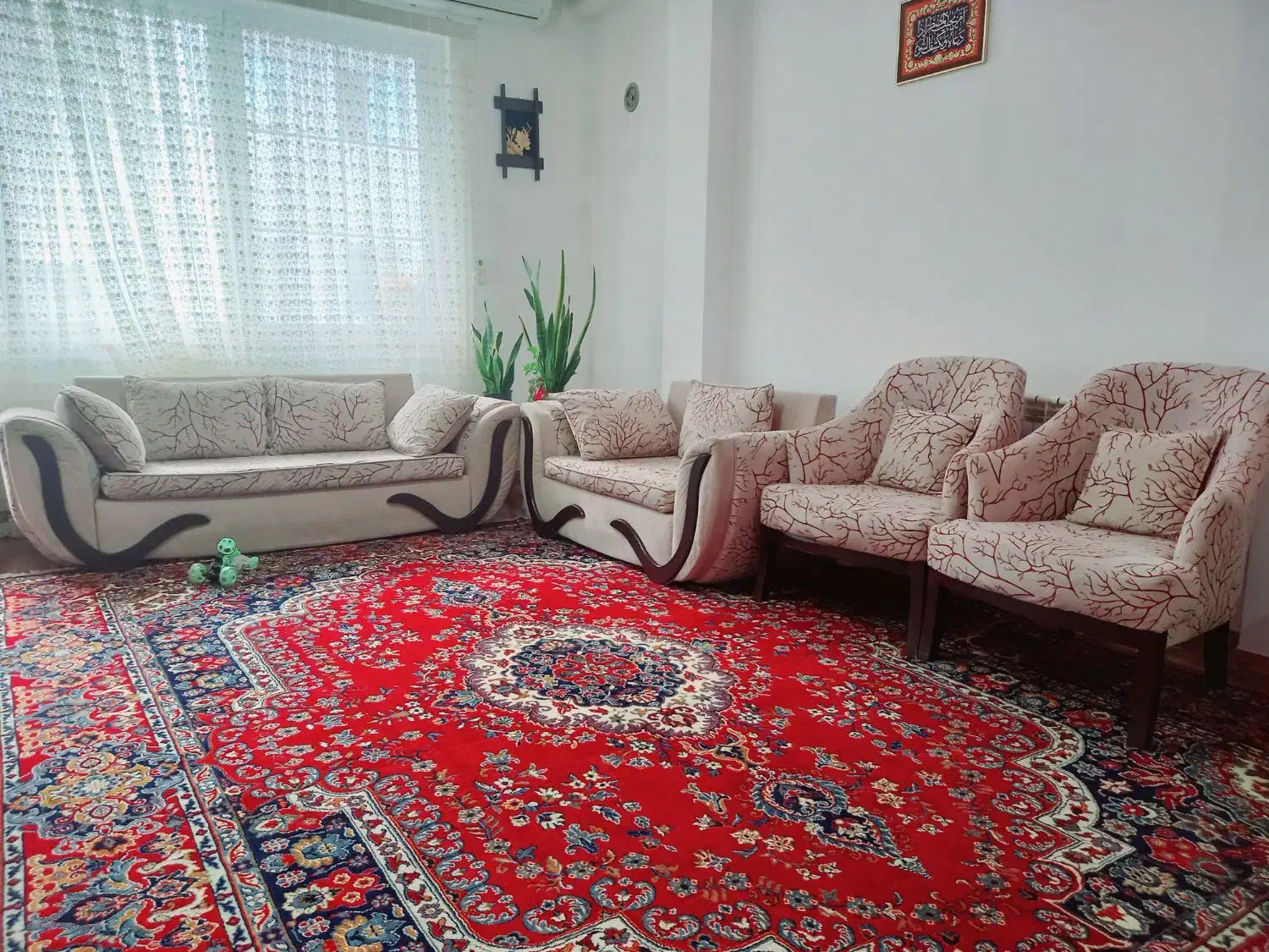 مبل ۷نفره درحد نو.  ومیز غذا خوری ۶نفره|مبلمان خانگی و میز عسلی|رودسر, |دیوار