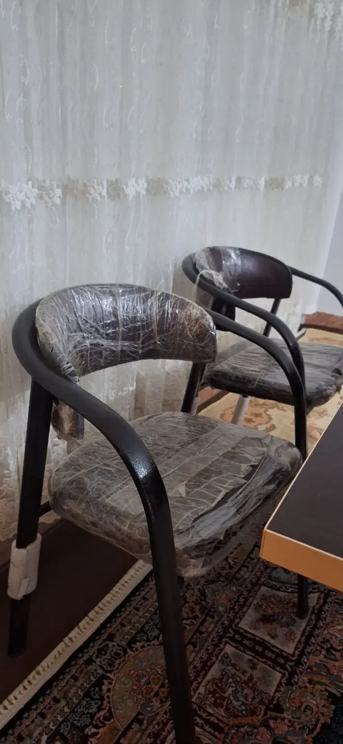 میز  بزرگ با دو صندلی در حد نو|دفتر کار|وحیدیه, |دیوار