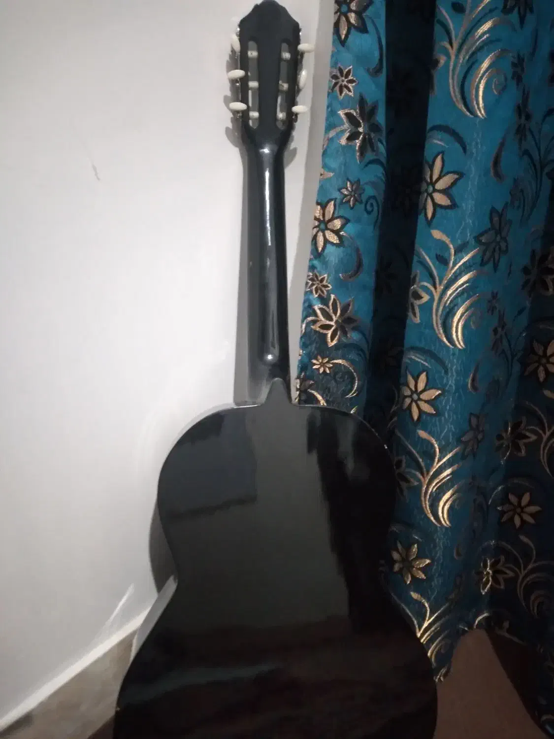 گیتار مشکی زیر ۲میلیون بیایید توضیحات|گیتار، بیس، امپلیفایر|کلاله, |دیوار