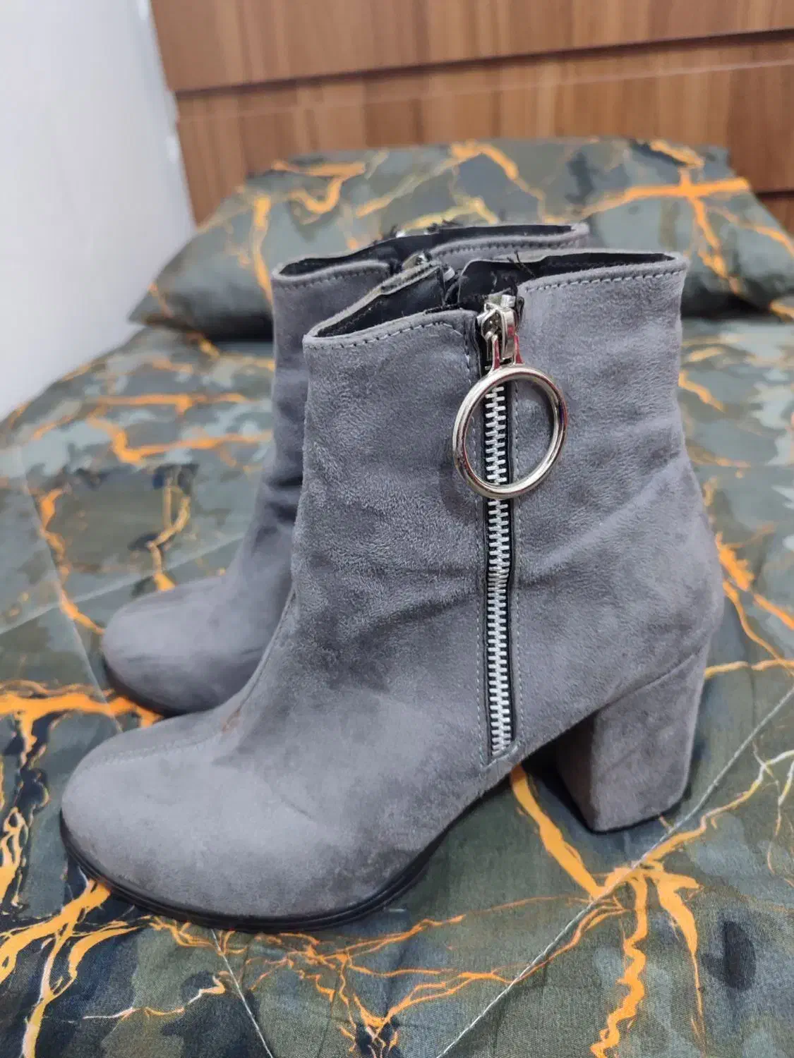 کفش یا پوت|کیف، کفش، کمربند|ساری, |دیوار