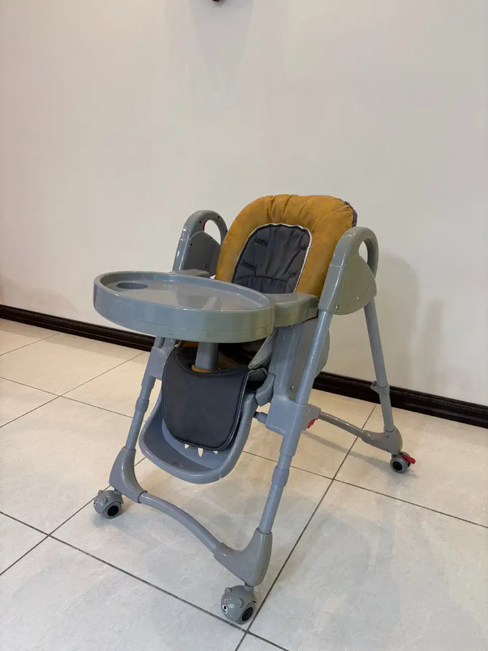 صندلی غذا کودک خارجی|تخت و صندلی بچه|شیراز, شهرک آرین|دیوار