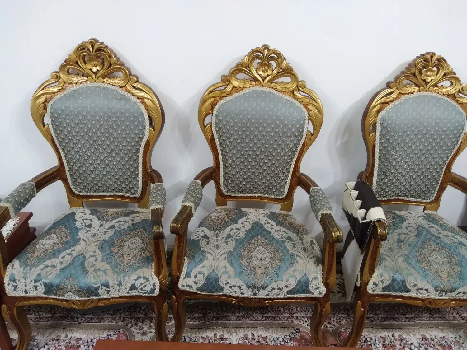 مبلمان سلطنتی ۹ نفره همراه میزز جلو مبلی و ۴ عسلی|مبلمان خانگی و میز عسلی|رشت, جانبازان|دیوار