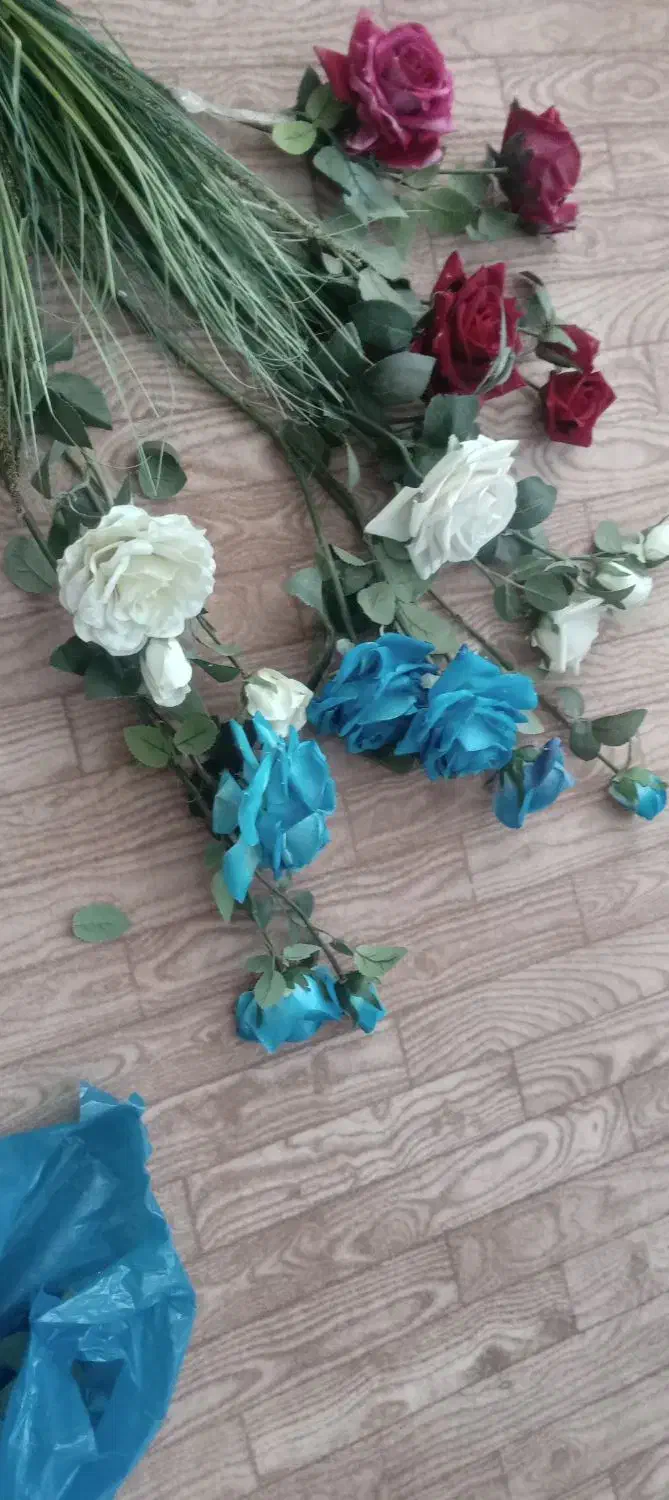 گلدان شیشه ای پایه بلند چند شاخه گل رز|گل مصنوعی|ملایر, |دیوار