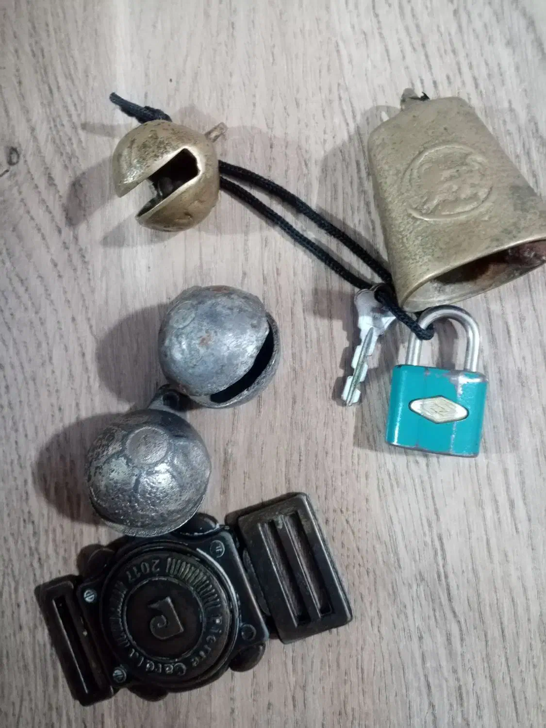 زنگوله و قفل قدیمی|کلکسیون اشیاء عتیقه|اندیشه, اندیشه فاز ۳|دیوار