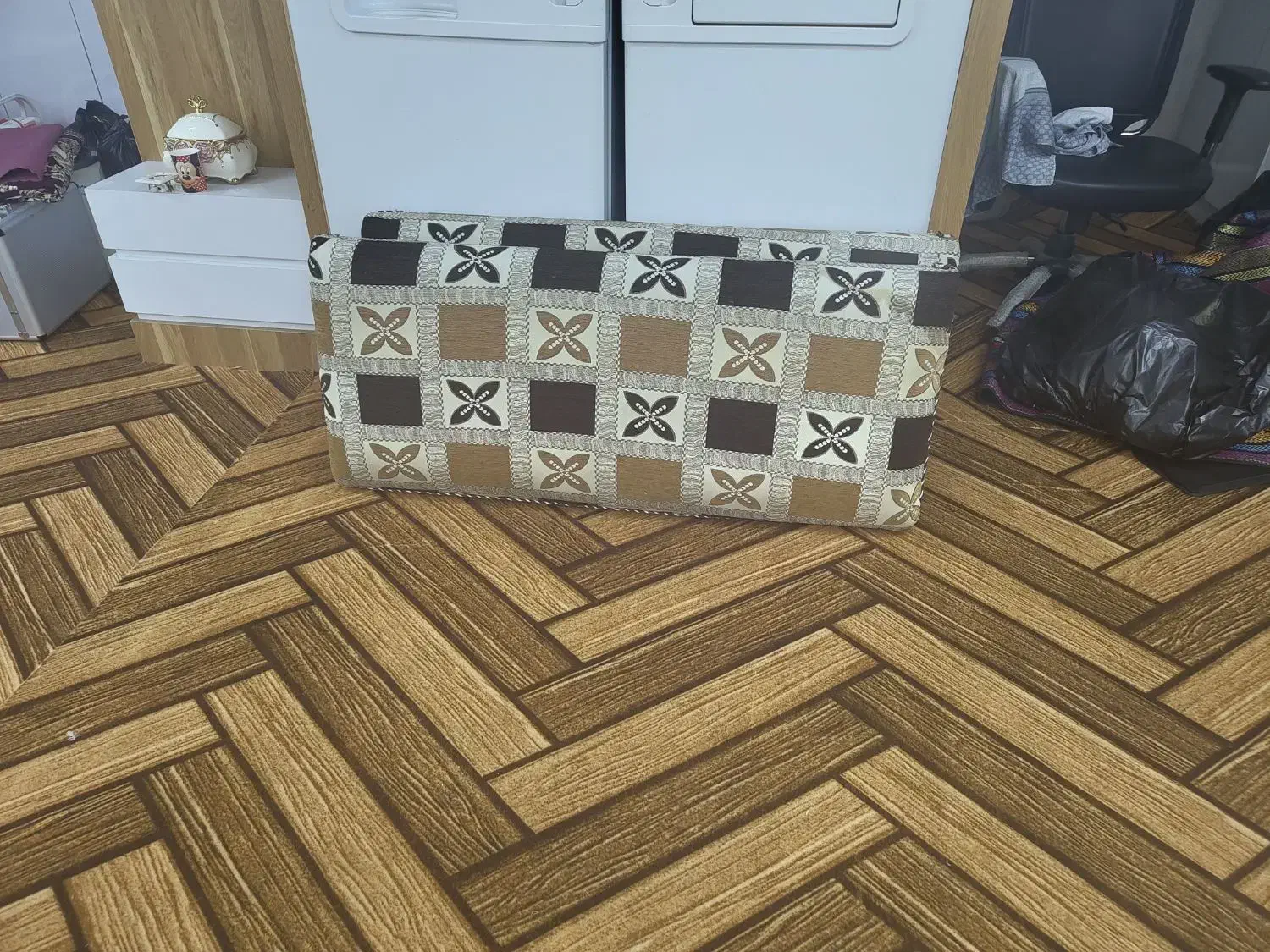 پشتی|پشتی|فولادشهر, مسکن مهر فولادشهر|دیوار