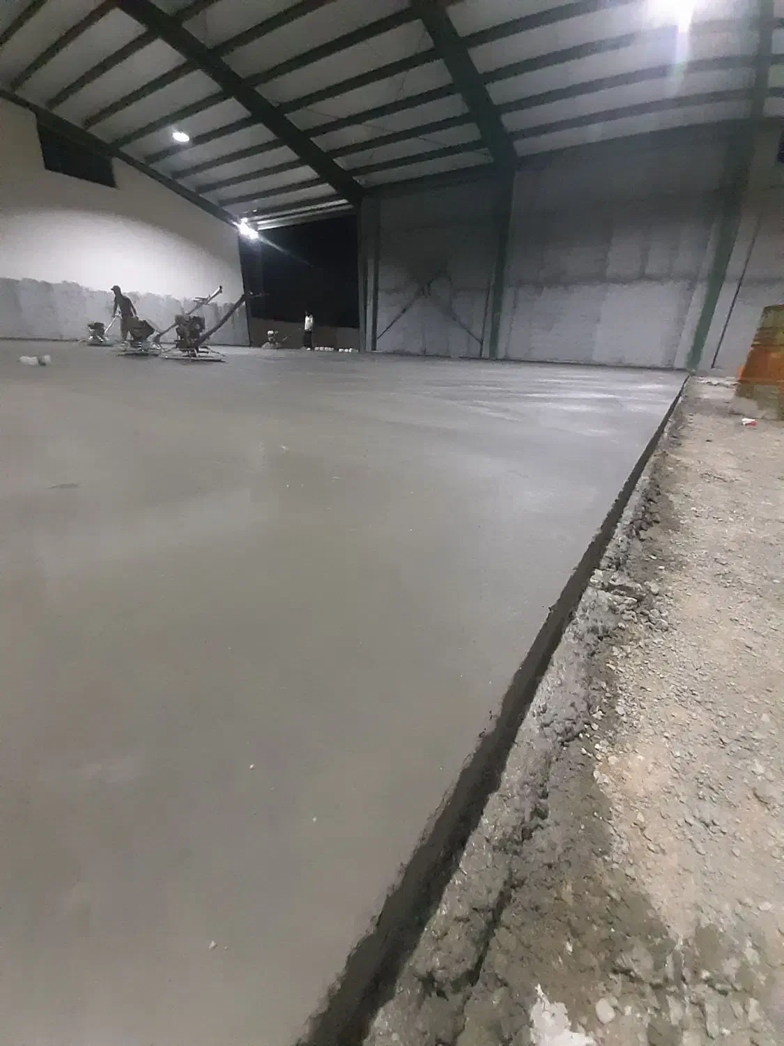 بتن ریزی کف باماله پروانه و تراز لیزری|خدمات پیشه و مهارت|بندرعباس, |دیوار