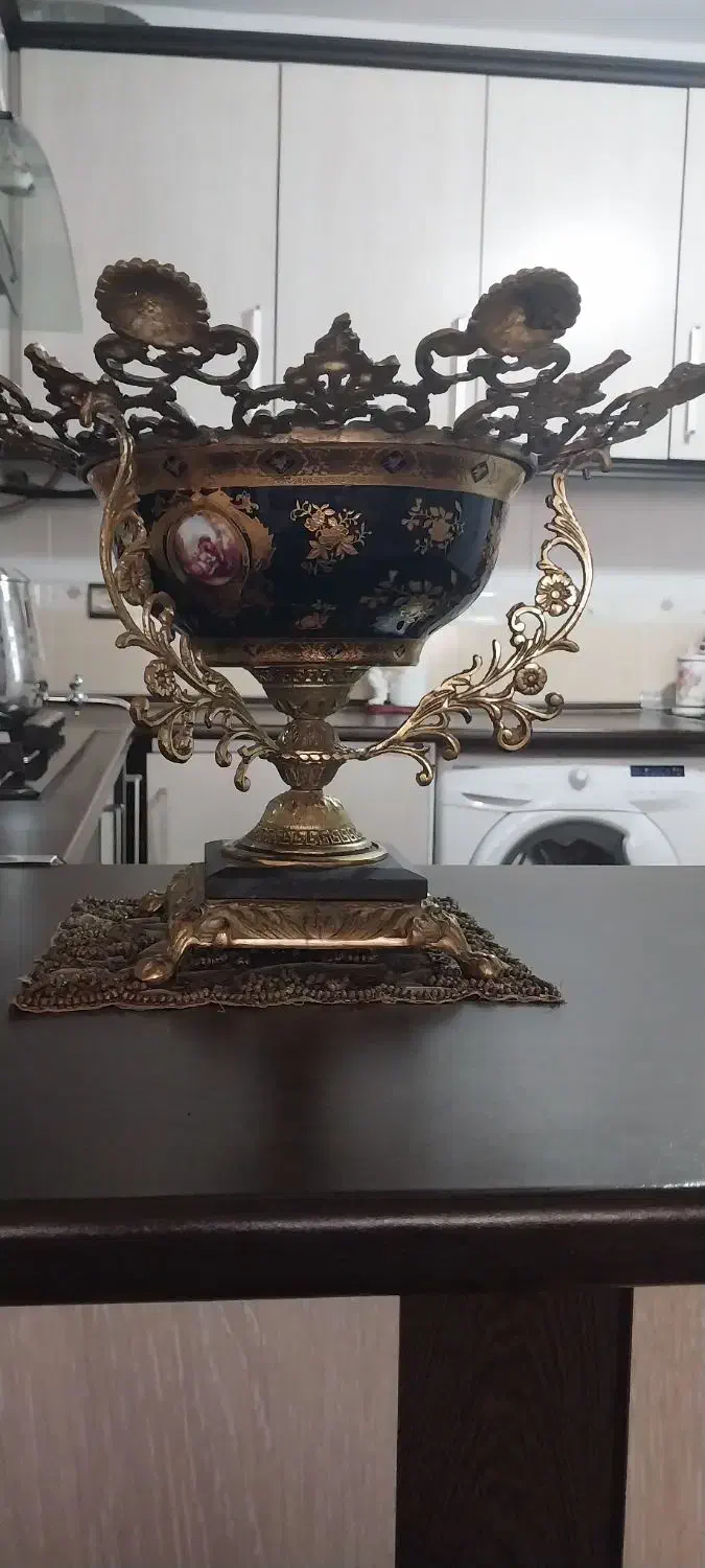 میوه خوری برنجی با کاسه چینی طلا کوب|ظروف سرو و پذیرایی|اراک, |دیوار