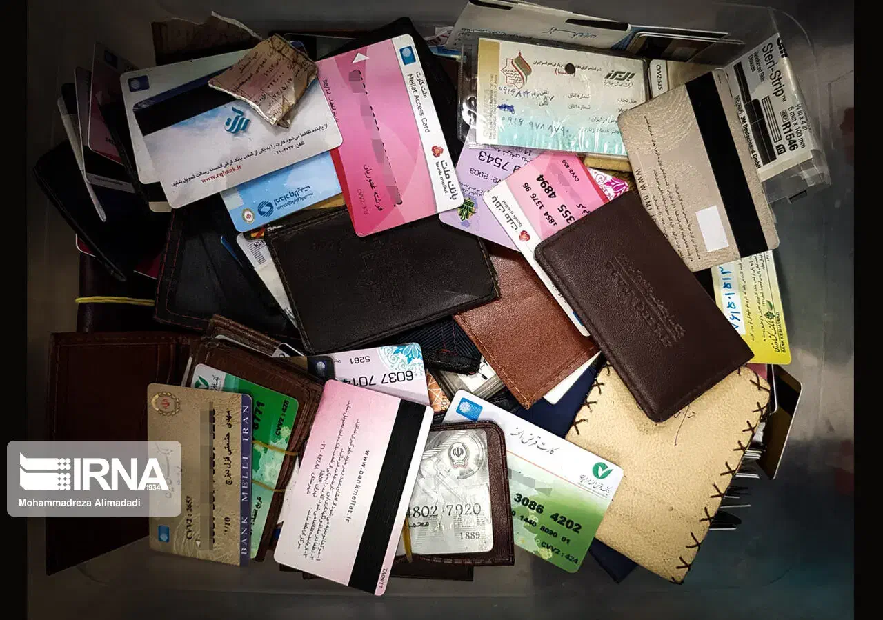 مدارک گمشده مژدگانی واسه پیدا کردنش|اشیا|خوی, |دیوار