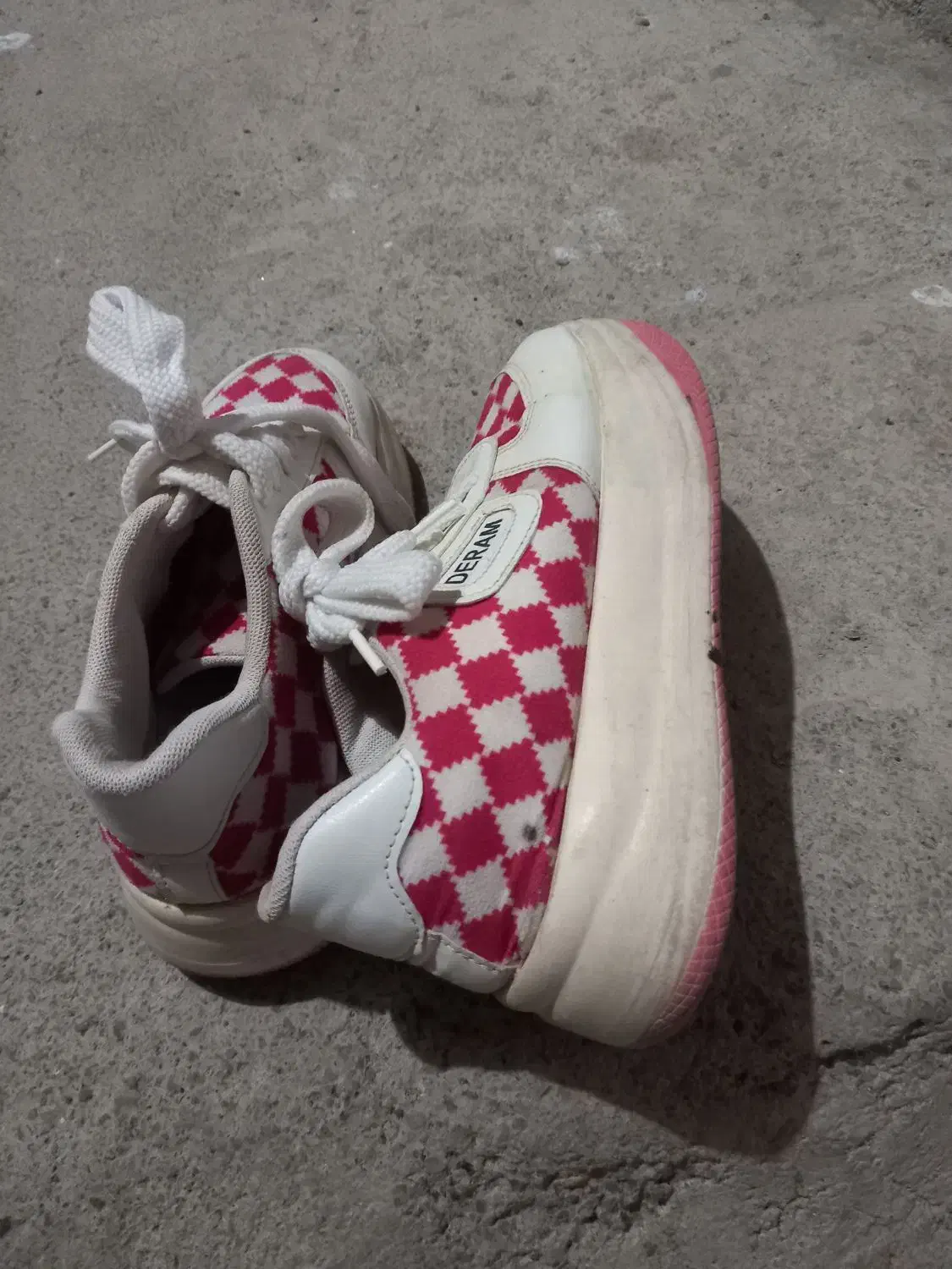 کتونی|کیف، کفش، کمربند|خلخال, |دیوار