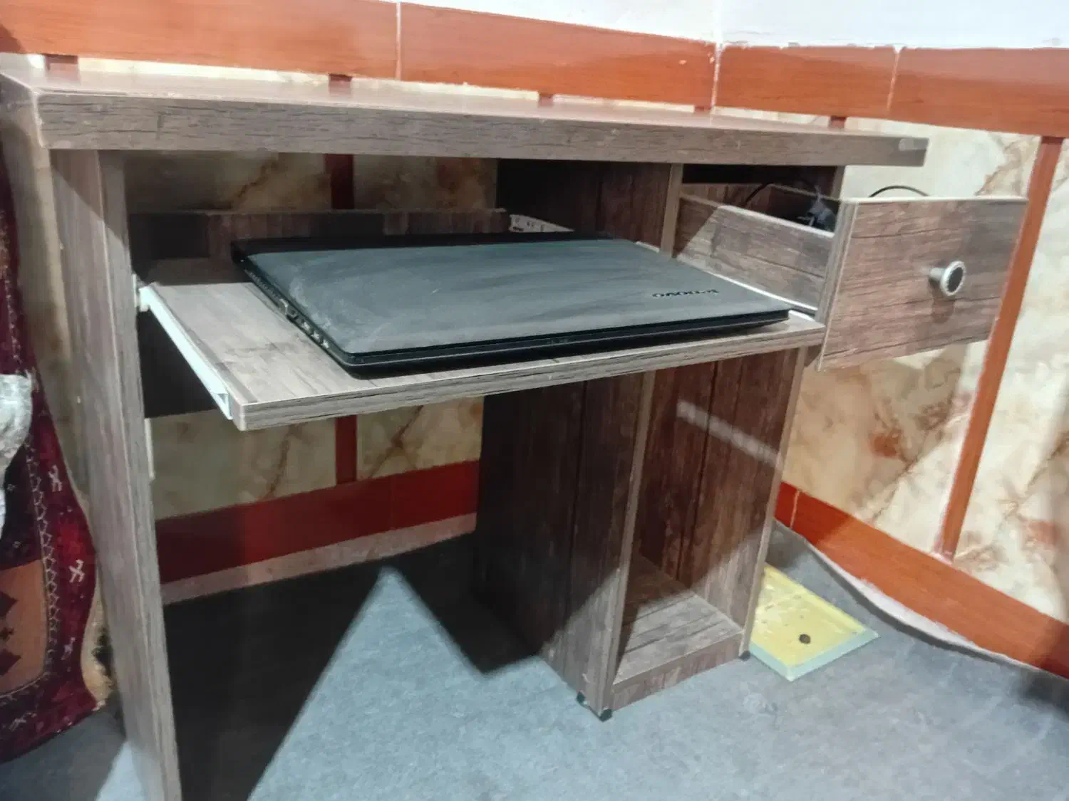 میز کامپیوتر|میز تحریر و کامپیوتر|تربت جام, میان جام|دیوار