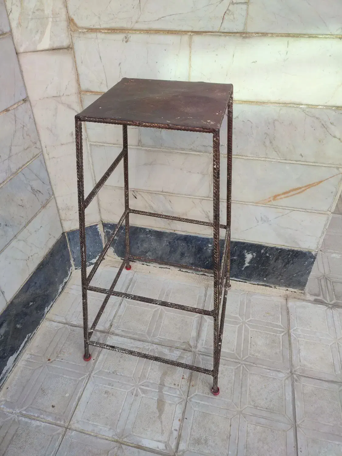 یک عدد چهار پایه فلزی سالم|صندلی و نیمکت|اردبیل, |دیوار