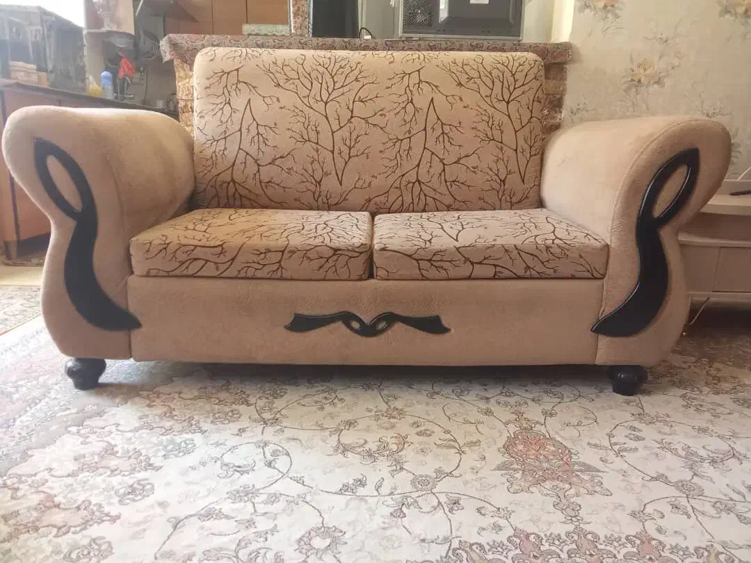 یک عدد مبل دو نفره|مبلمان خانگی و میز عسلی|صدرا-فارس, فاز ۱|دیوار