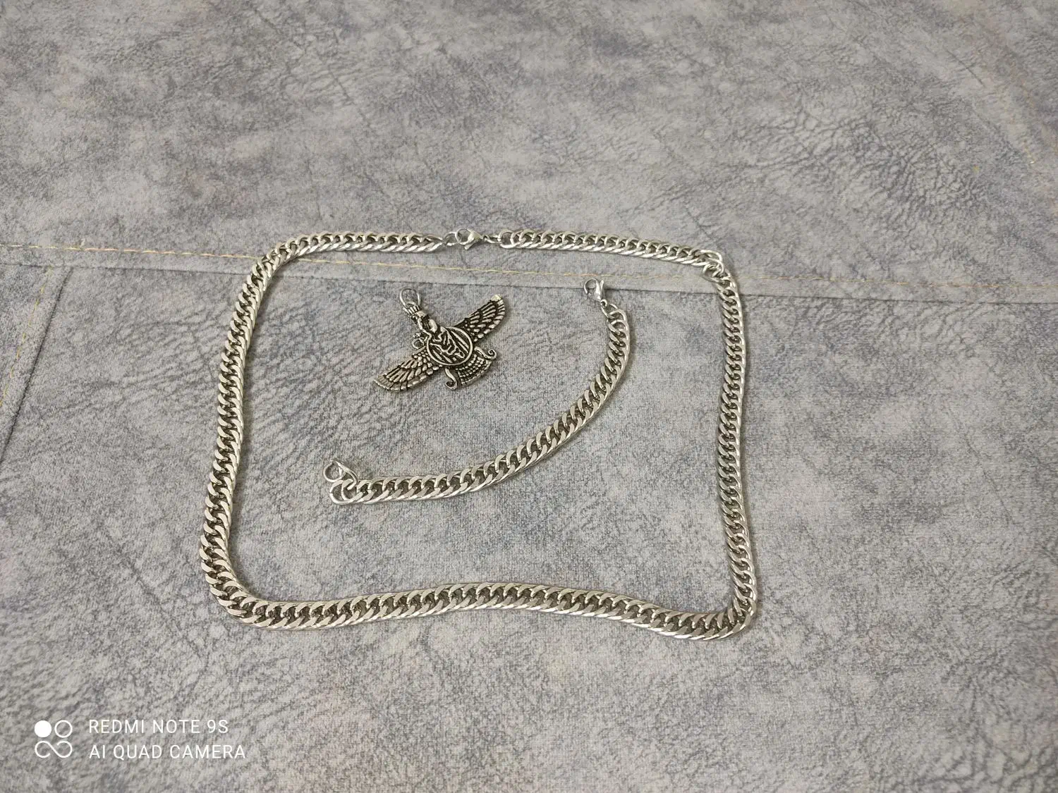 گردن بند و دستبند به همراهی یک آفیز فروهر|بدلیجات|قم, نیروگاه|دیوار