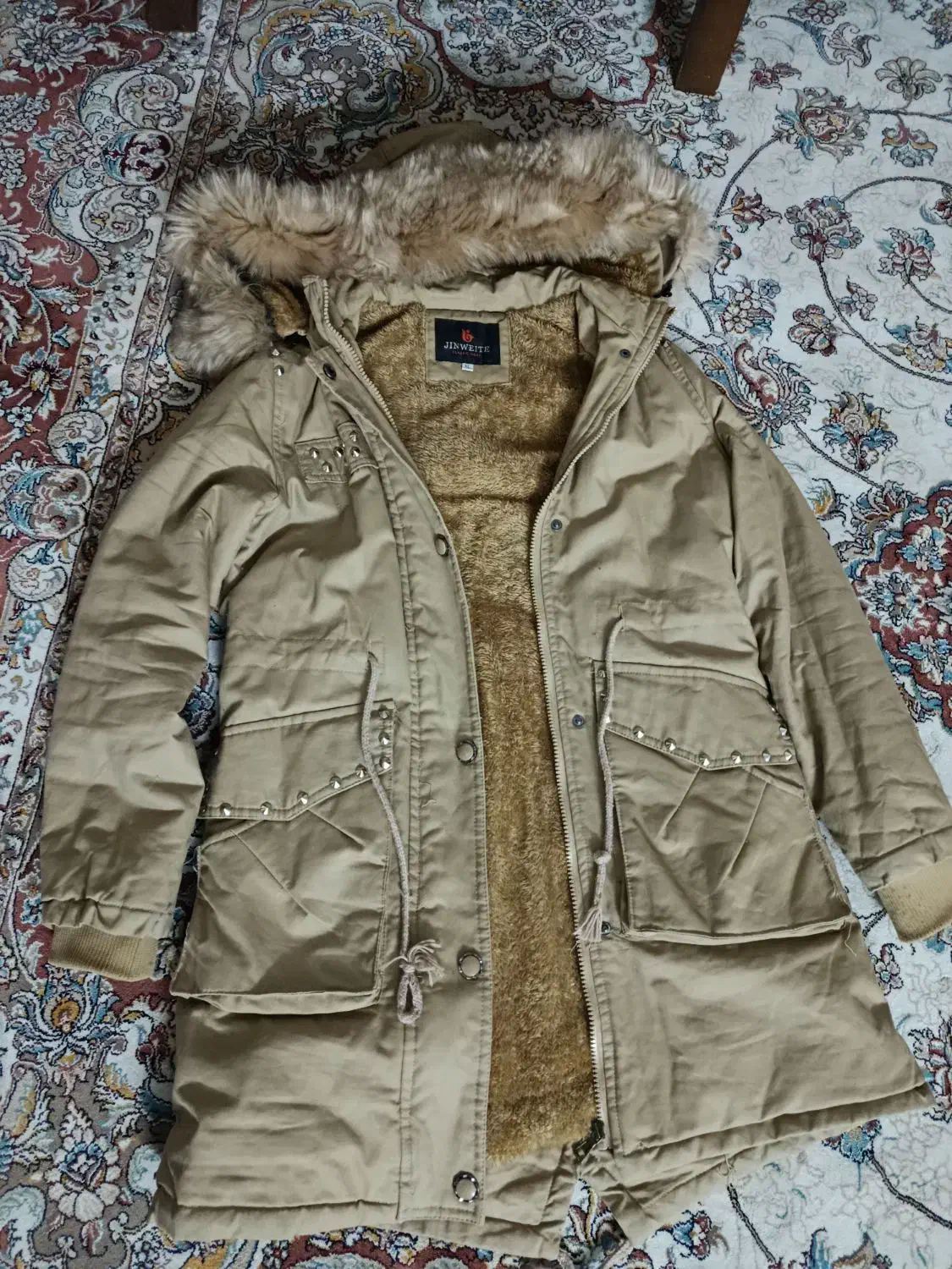 کاپشن نونو|لباس|بروجن, |دیوار