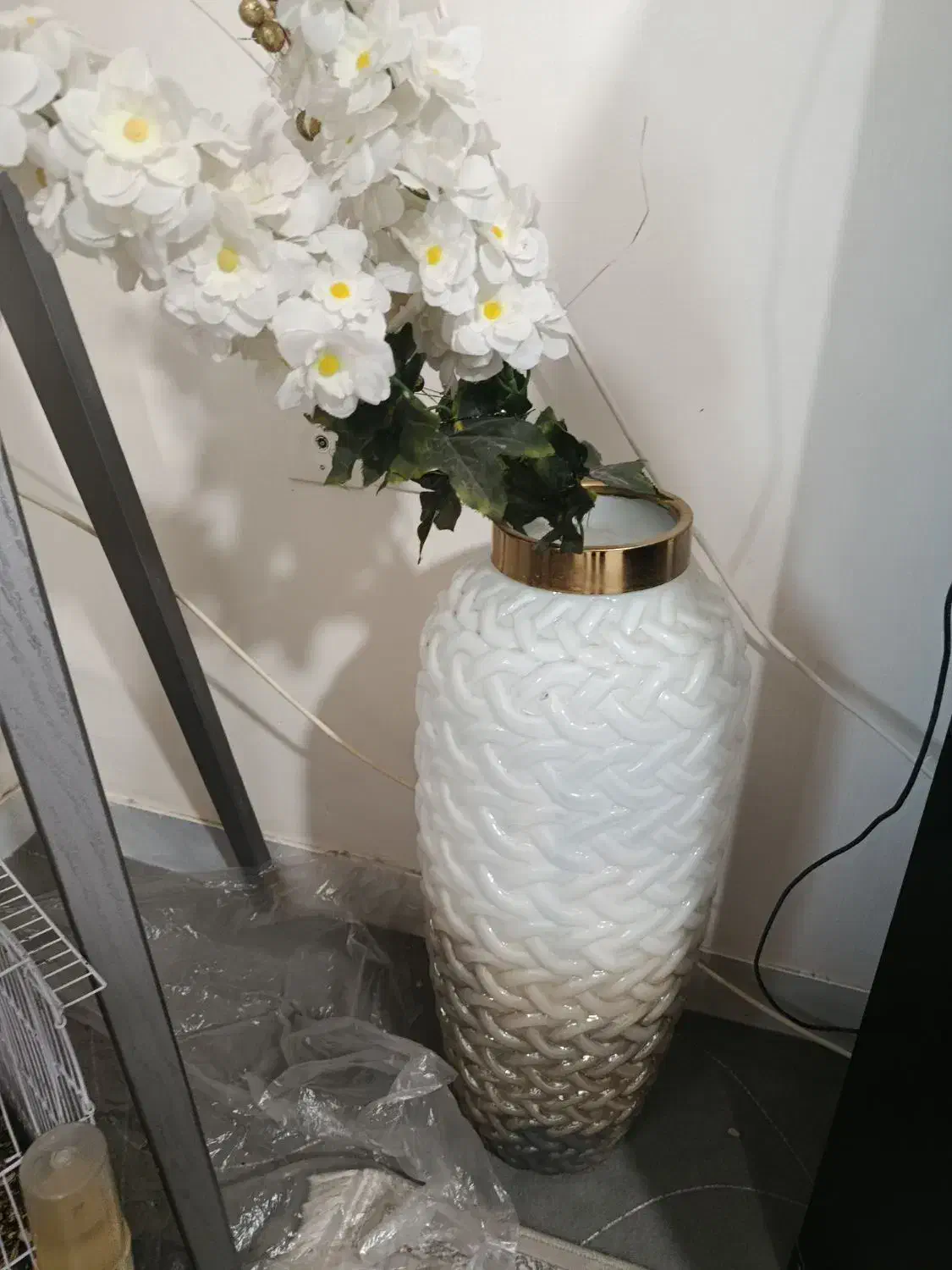 گلدان سفید طوسی|گل مصنوعی|شاهینشهر, گزبرخوار|دیوار