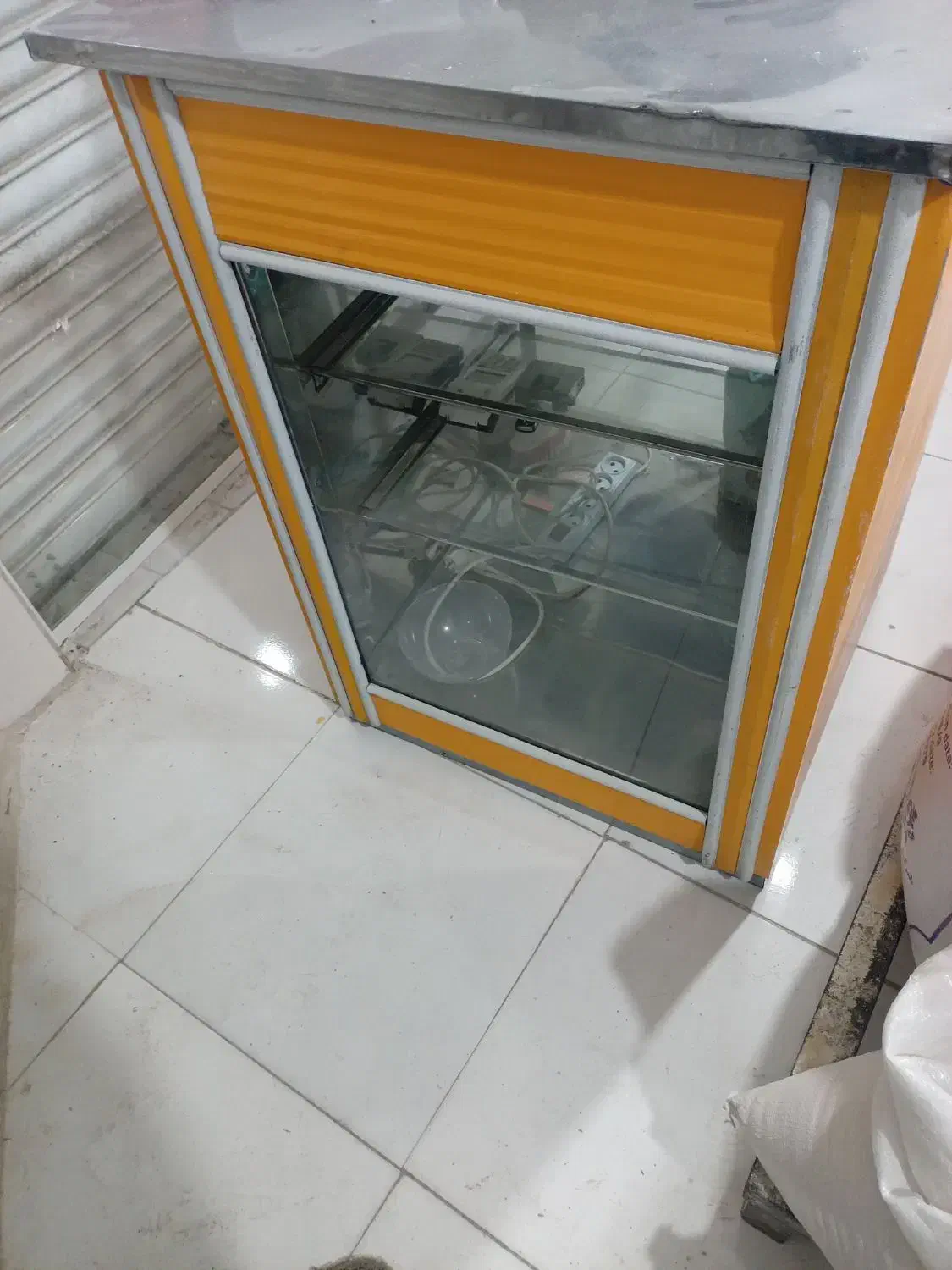 ویترین زیر ترازویی شیشه صاف. دوعدد تابلو|فروشگاه و مغازه|بروجرد, |دیوار