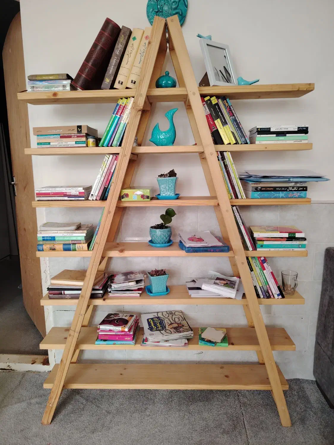 دکور نردبان چوبی|کتابخانه، شلف، قفسه‌های دیواری|کاشان, فاز ۱ ناجی آباد|دیوار