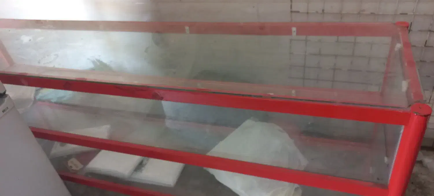 فروش تعدادی میز شیشه ای و قفسه آهنی و آلومینیومی|فروشگاه و مغازه|دهدشت, |دیوار