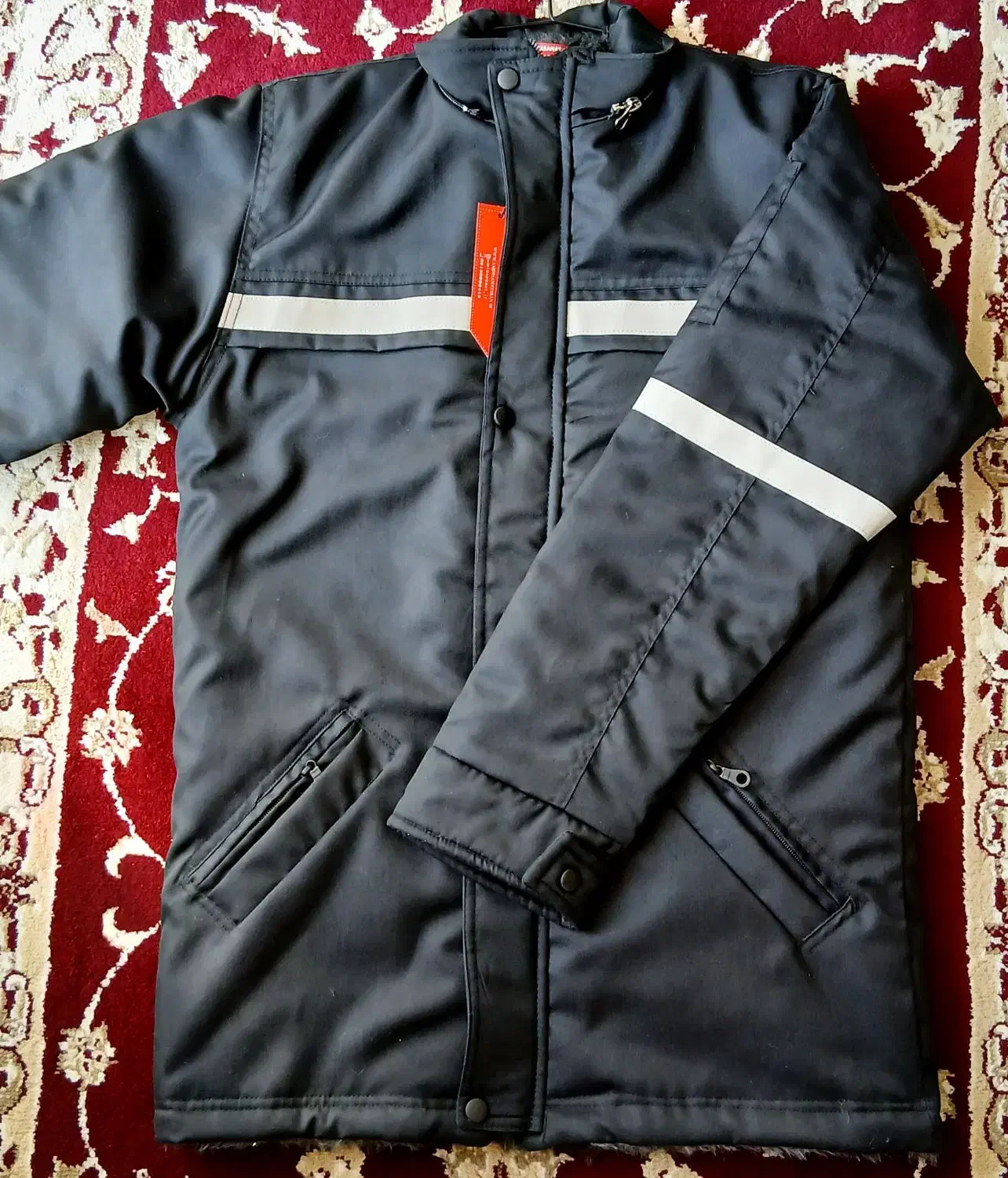 کاپشن|لباس|پیر بکران, |دیوار